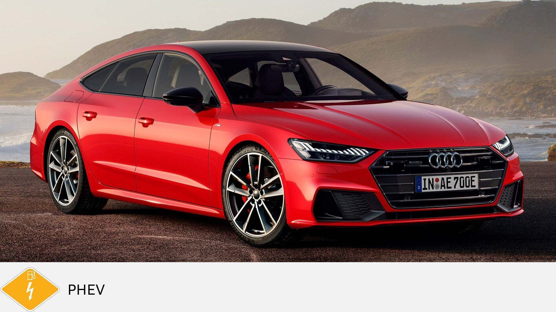 Roter Audi A7 Sportback TFSI e steht am Küstenstreifen bei Sonnenaufgang. Unten gelbes PHEV-Symbol mit Zapfsäule.