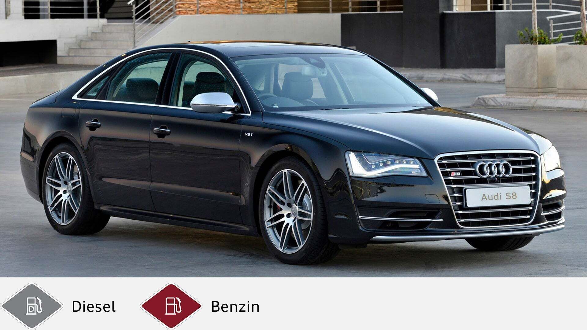 Schwarzer Audi S8 mit silbernen Spiegeln steht auf Betonfläche vor moderner Architektur. Unten graues Dieselsymbol und rotes Benzinsymbol.