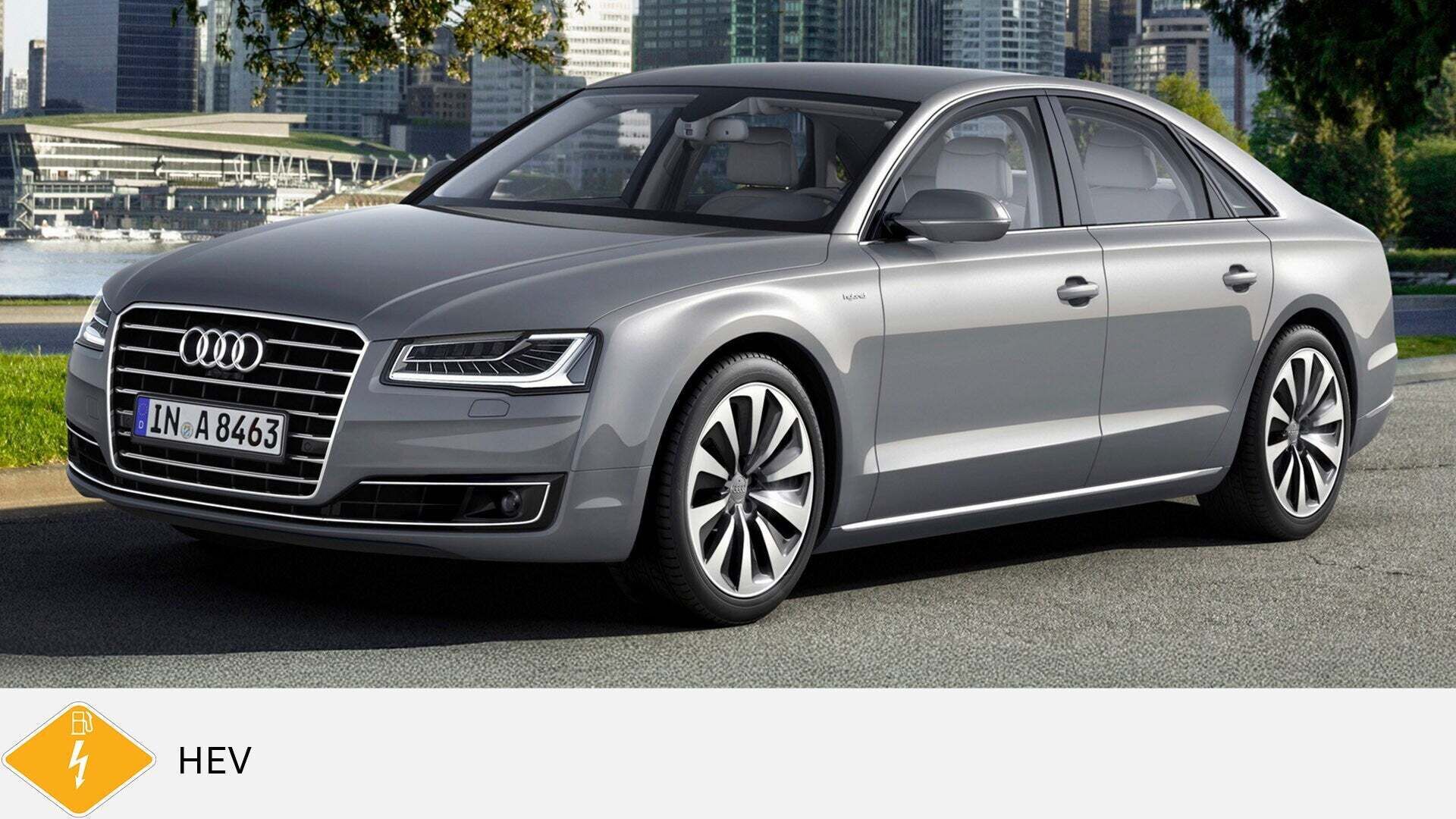 Silberner Audi A8 hybrid steht vor Skyline am Wasser. Unten gelbes PHEV-Symbol mit Zapfsäule und Blitz.