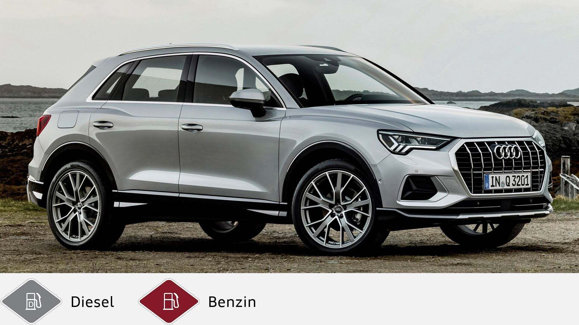 Silberner Audi Q3 steht auf unbefestigtem Untergrund mit Meer im Hintergrund, Seitenansicht. Unten graues Dieselsymbol und rotes Benzinsymbol.