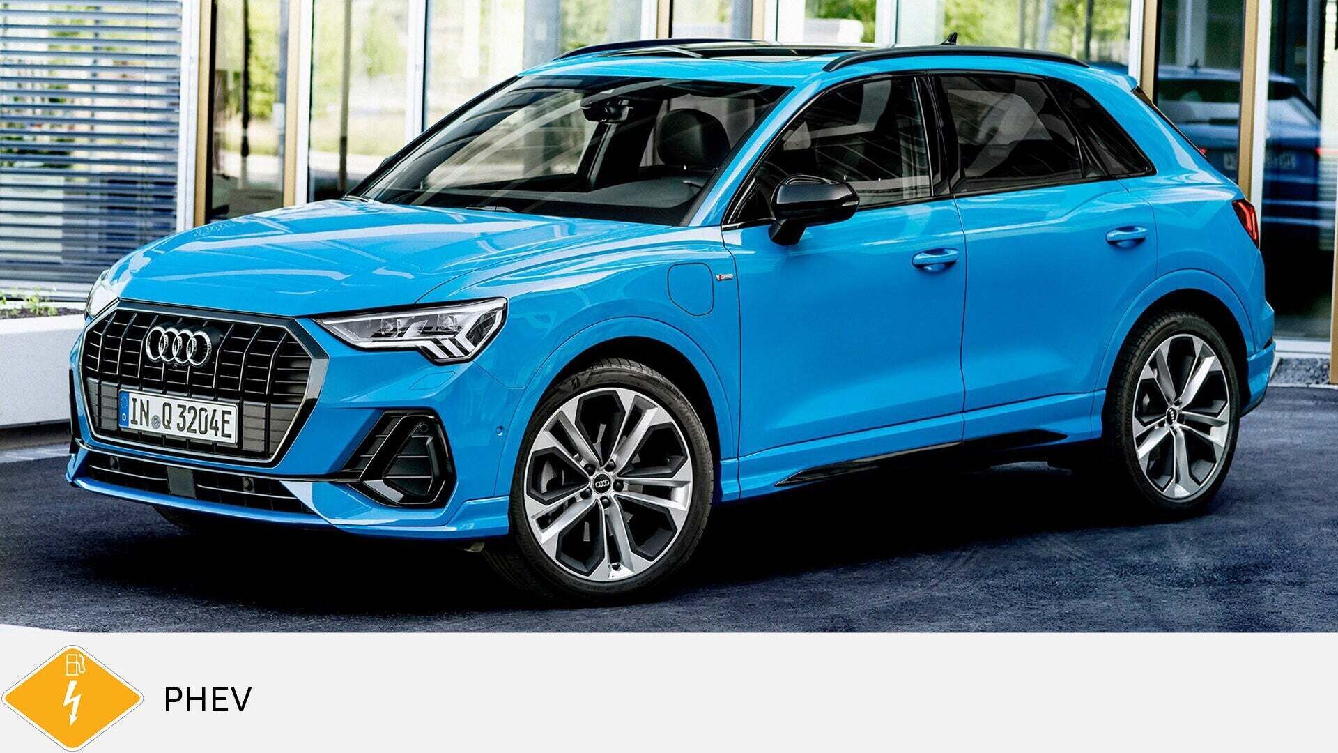 Blauer Audi Q3 TFSI e steht vor Glasfassade, leicht von vorn gezeigt. Unten gelbes PHEV-Symbol mit Zapfsäule.
