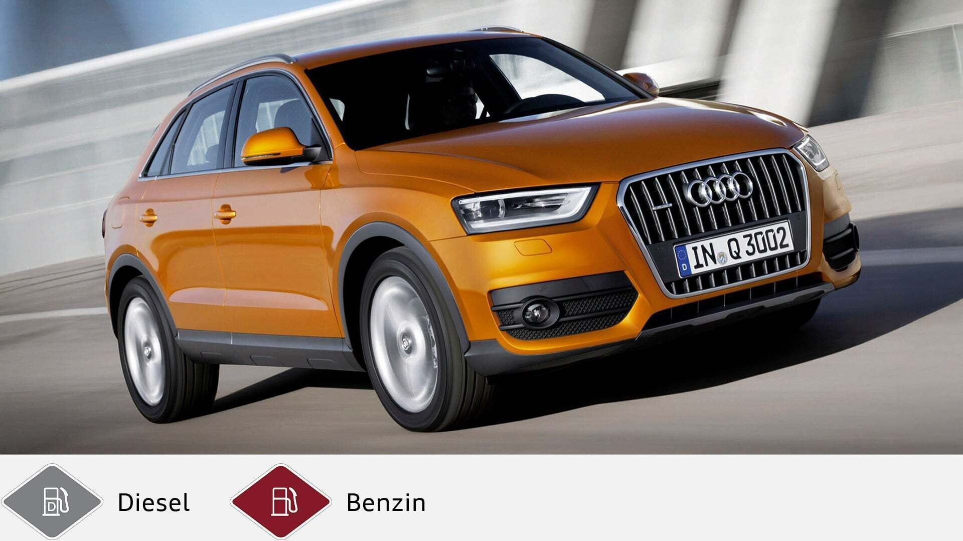 Oranger Audi Q3 fährt auf Straße vor heller Betonwand, Front leicht schräg zur Kamera. Unten graues Dieselsymbol und rotes Benzinsymbol.