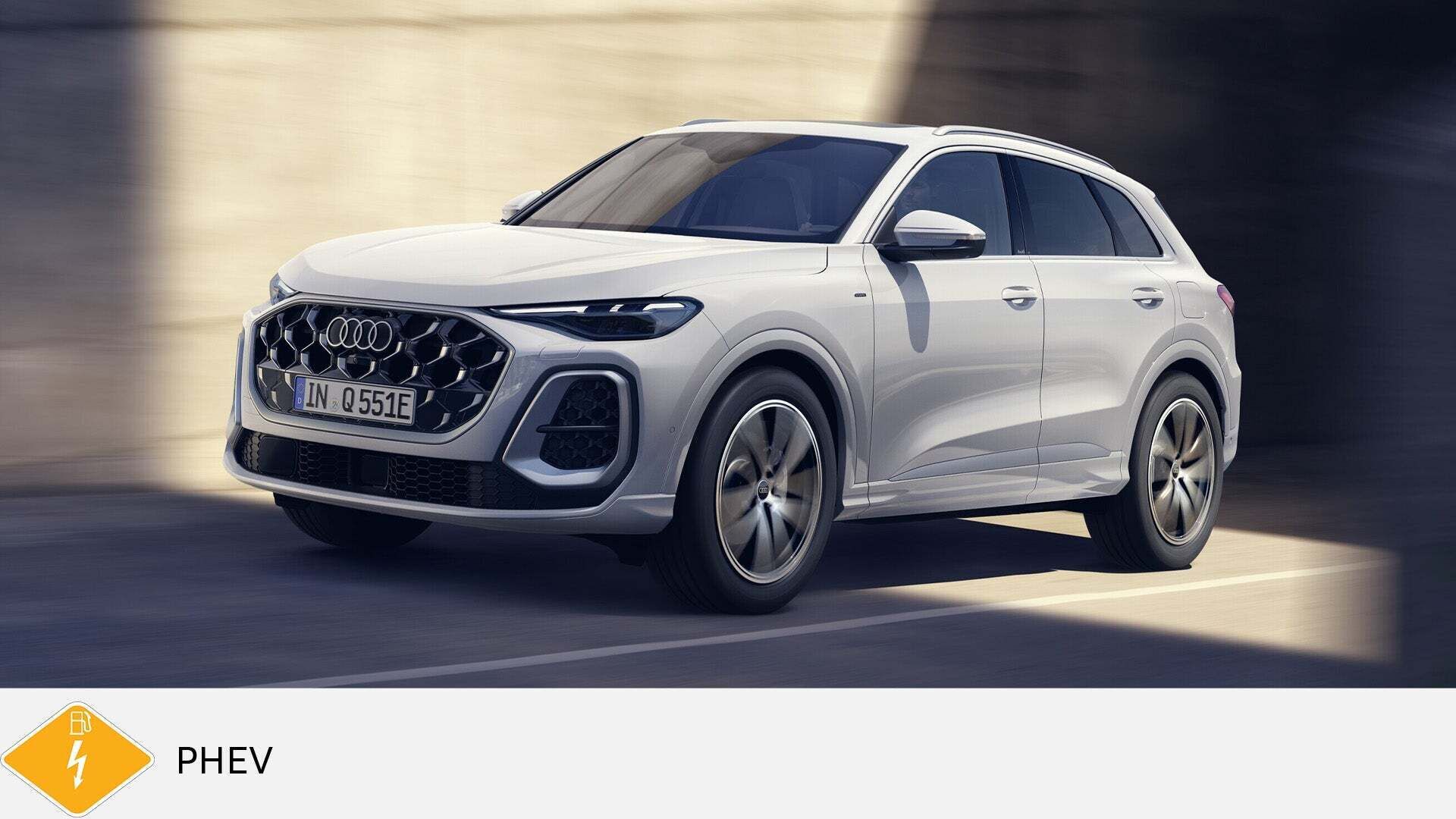 Weißer Audi Q5 e-hybrid fährt durch eine sonnige Stadtumgebung, PHEV-Symbol unten links.