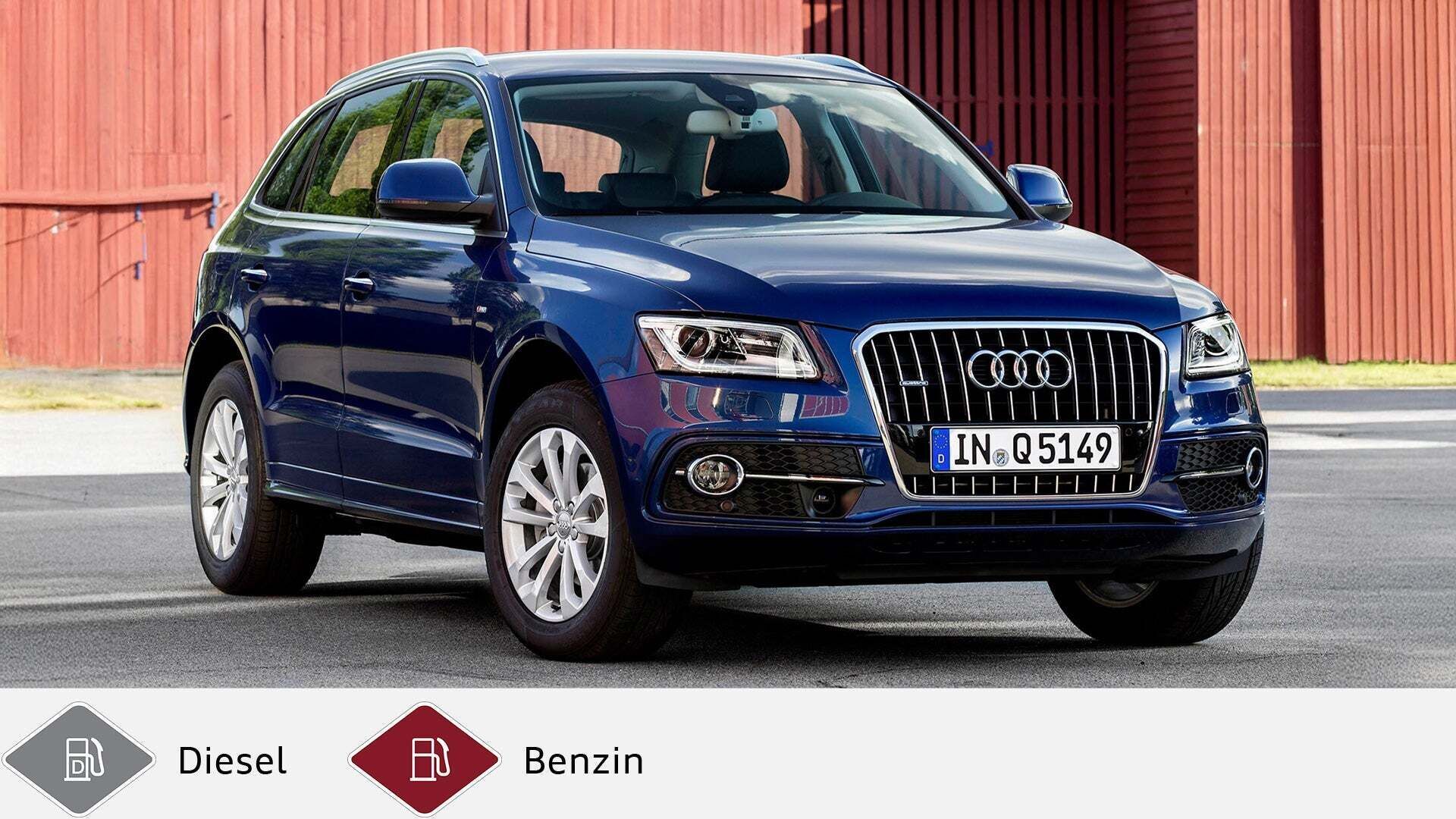 Blauer Audi Q5 SUV der ersten Generation vor roter Holzfassade, Blick von schräg vorne. Unten graues Dieselsymbol und rotes Benzinsymbol.
