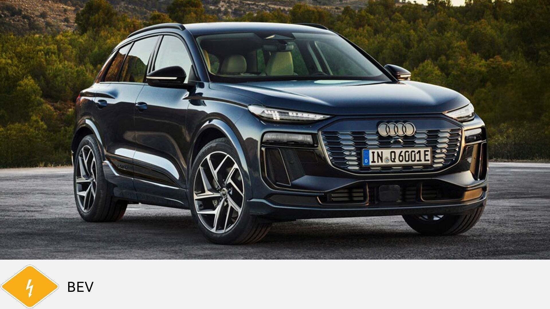 Dunkelblauer Audi Q6 e-tron SUV steht auf Straße im Waldgebiet. Unten gelbes BEV-Symbol mit Blitz.