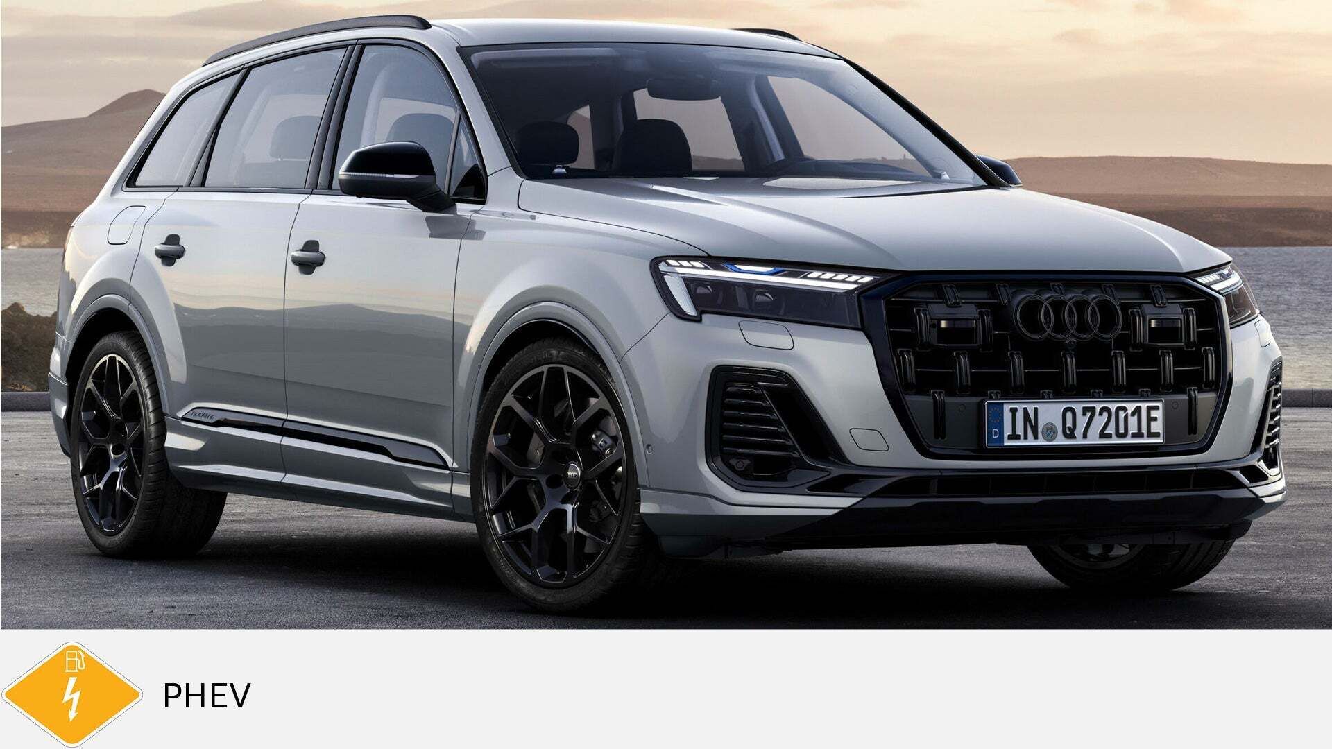 Hellgrauer Audi Q7 TFSI e steht bei Sonnenaufgang an Küstenstraße. Unten gelbes PHEV-Symbol mit Zapfsäule.