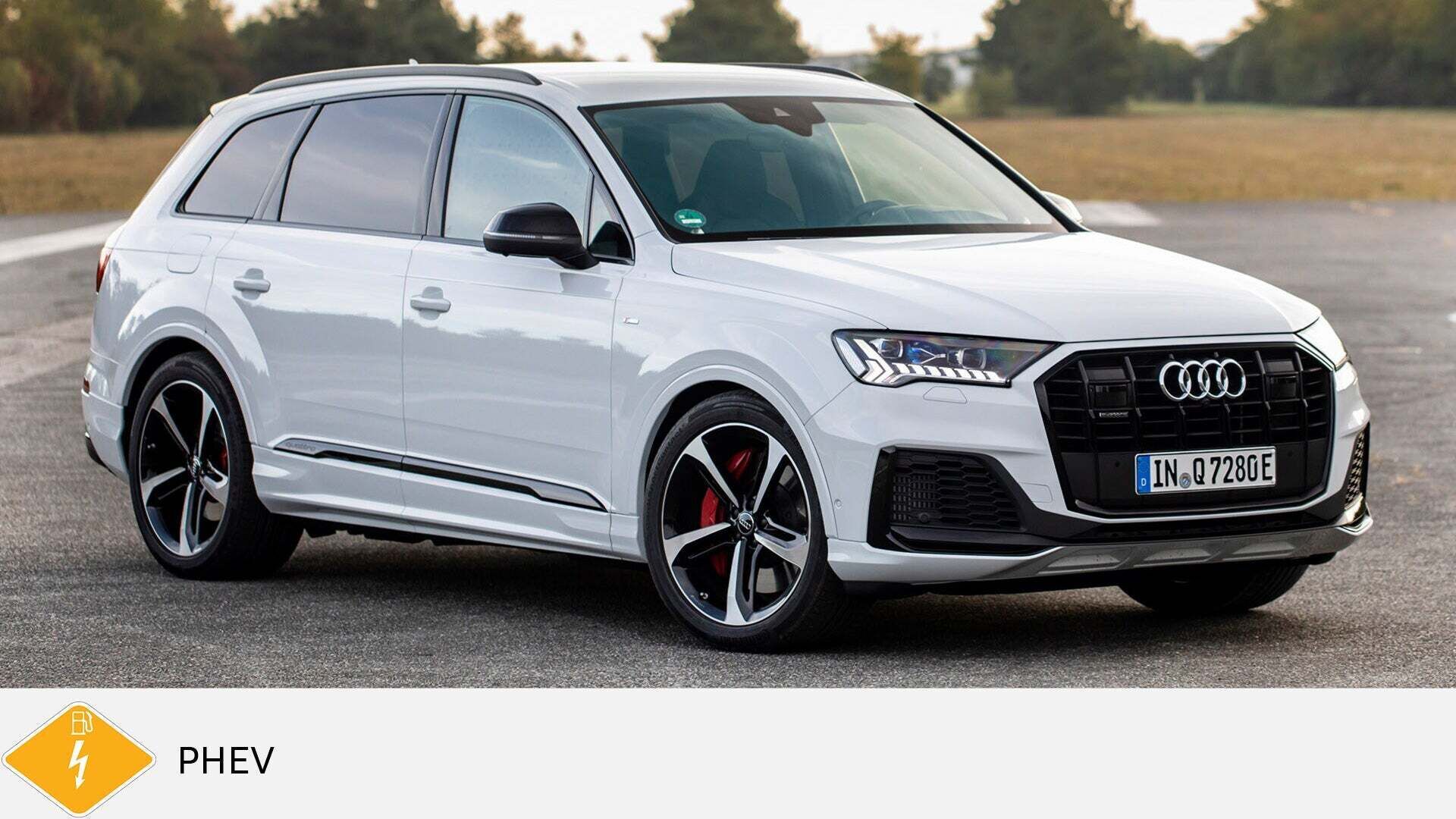 Weißer Audi Q7 TFSI e steht auf leerer Fläche, schräg von vorn. Unten gelbes PHEV-Symbol mit Zapfsäule.
