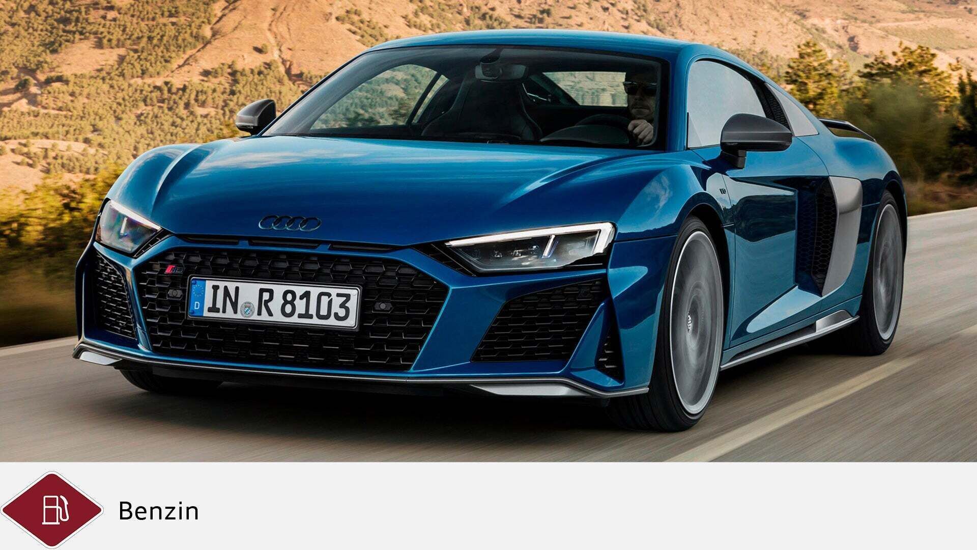 R8 Coupé in Blau auf Landstraße, Fahrer mit Sonnenbrille. Unten graues Dieselsymbol und rotes Benzinsymbol.