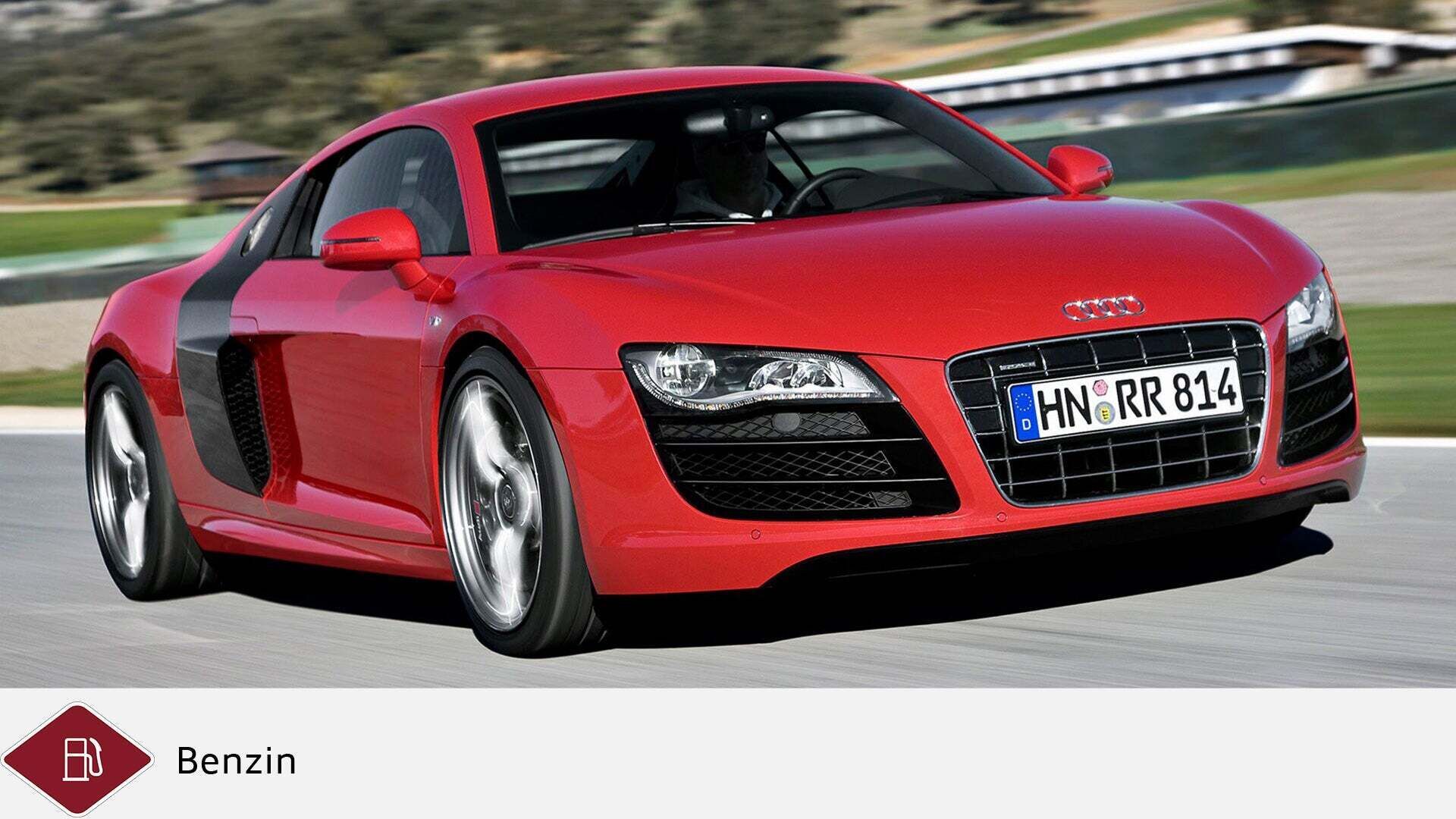 R8 Coupé in Rot auf der Rennstrecke, Fahrer im Fahrzeug. Unten graues Dieselsymbol und rotes Benzinsymbol.