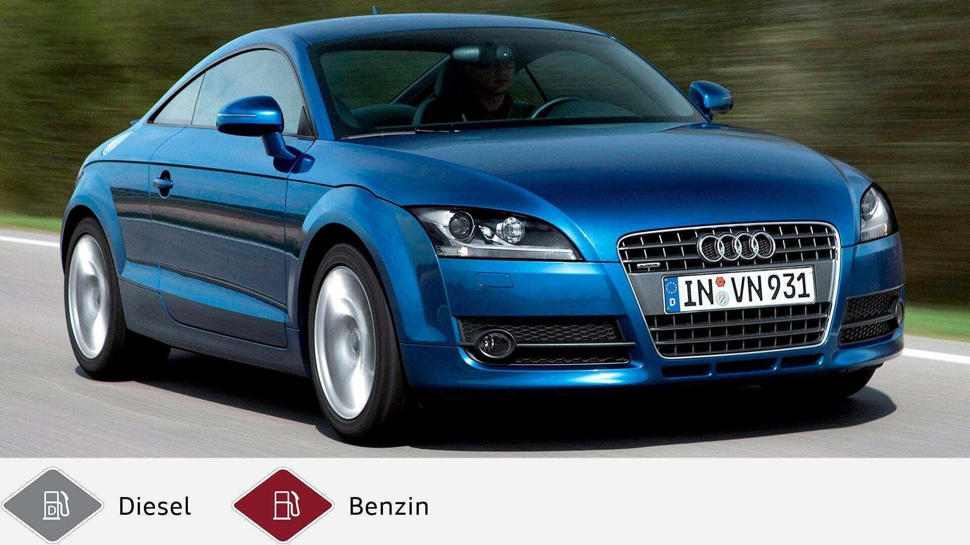 Blauer Audi TT Coupé auf Landstraße mit Fahrer im Fahrzeug. Unten graues Dieselsymbol und rotes Benzinsymbol.