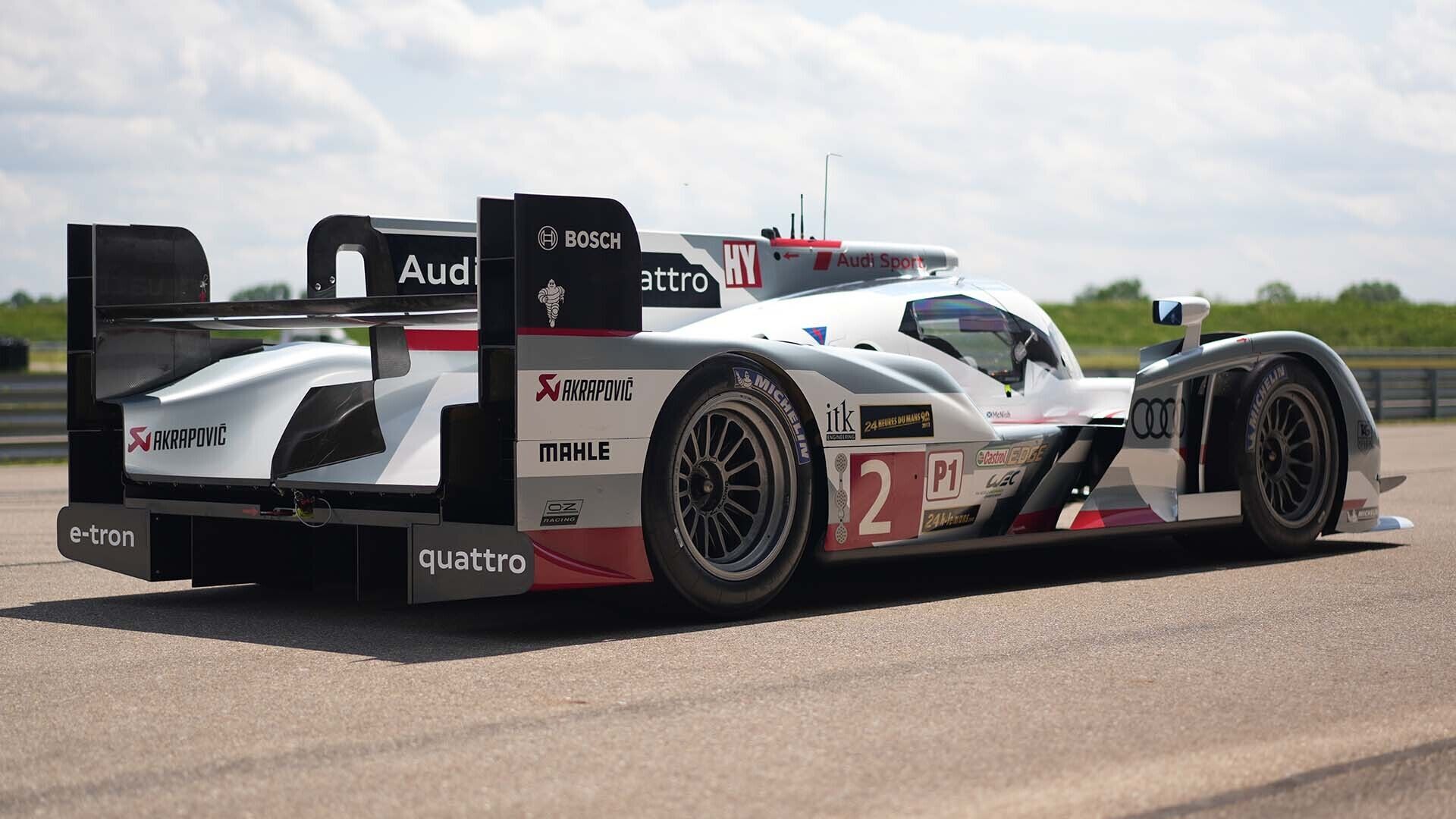 Das Foto zeigt einen Audi R18 e-tron quattro-Rennwagen, der in Neuburg ausgestellt ist.