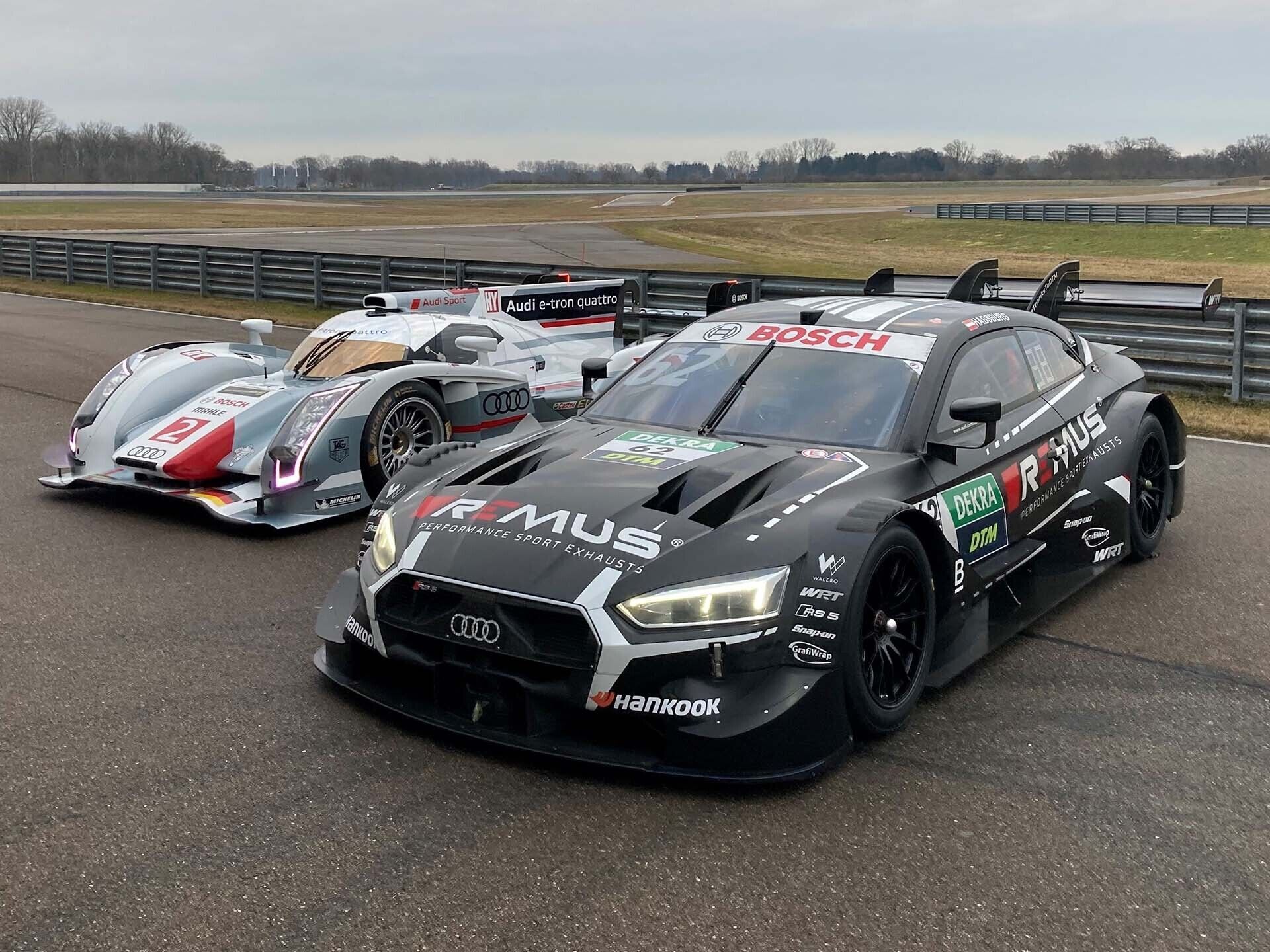 Das Foto zeigt einen Audi R18 e-tron quattro und einen Audi RS 5 DTM nebeneinander in Neuburg.
