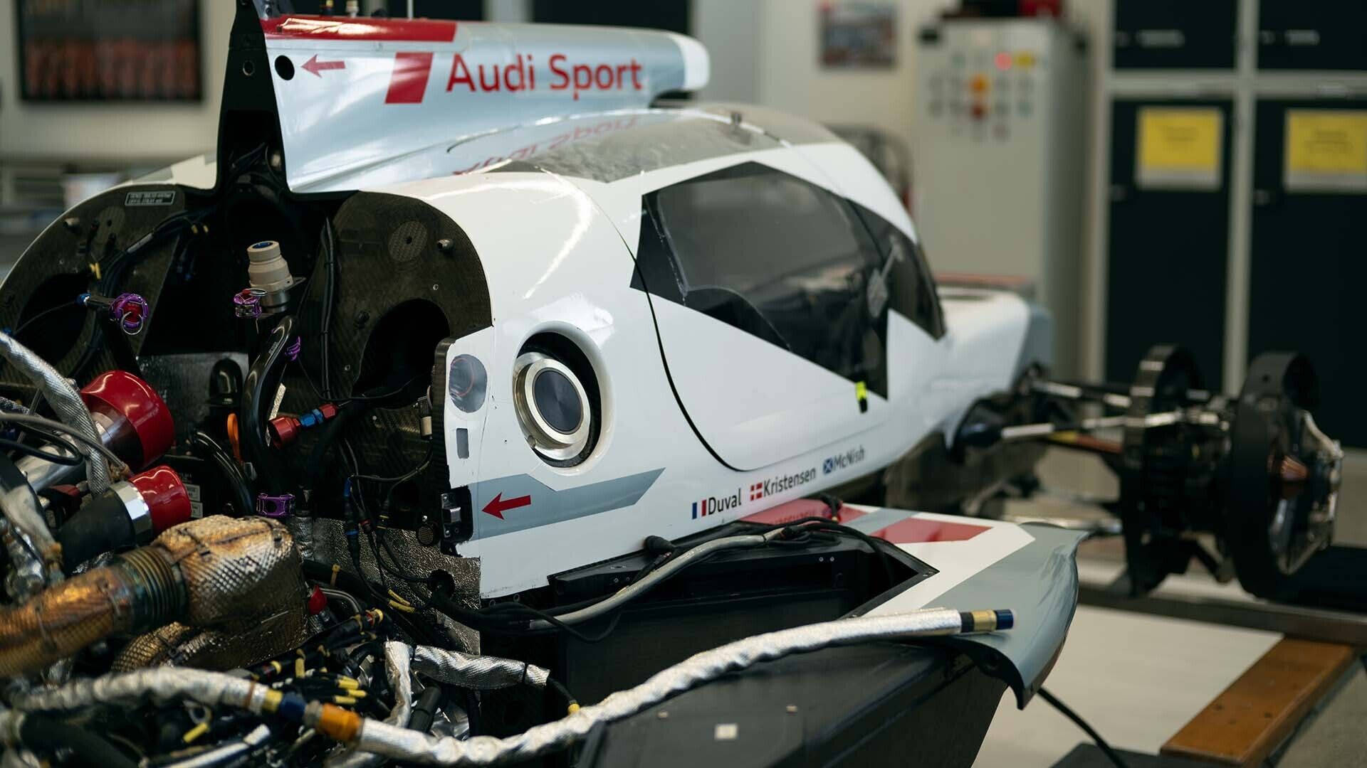 Das Foto zeigt einen Audi R18 e-tron quattro-Rennwagen, der von Audi Sport racing legends in Neuburg zusammengebaut wird.