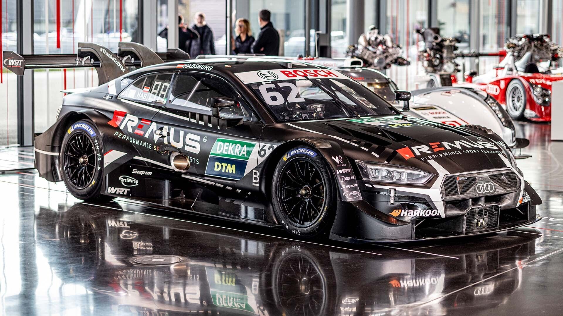 Das Foto zeigt einen Audi RS 5 DTM-Rennwagen, der während der Präsentation von Audi Sport racing legends in Neuburg ausgestellt ist.