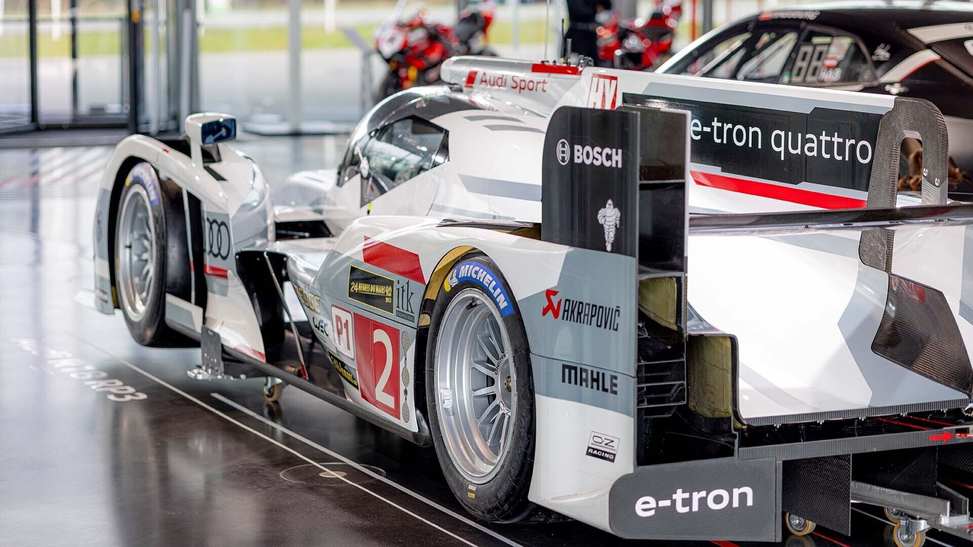 Das Foto zeigt einen Audi R18 e-tron quattro-Rennwagen, der während der Präsentation von Audi Sport racing legends in Neuburg ausgestellt ist.