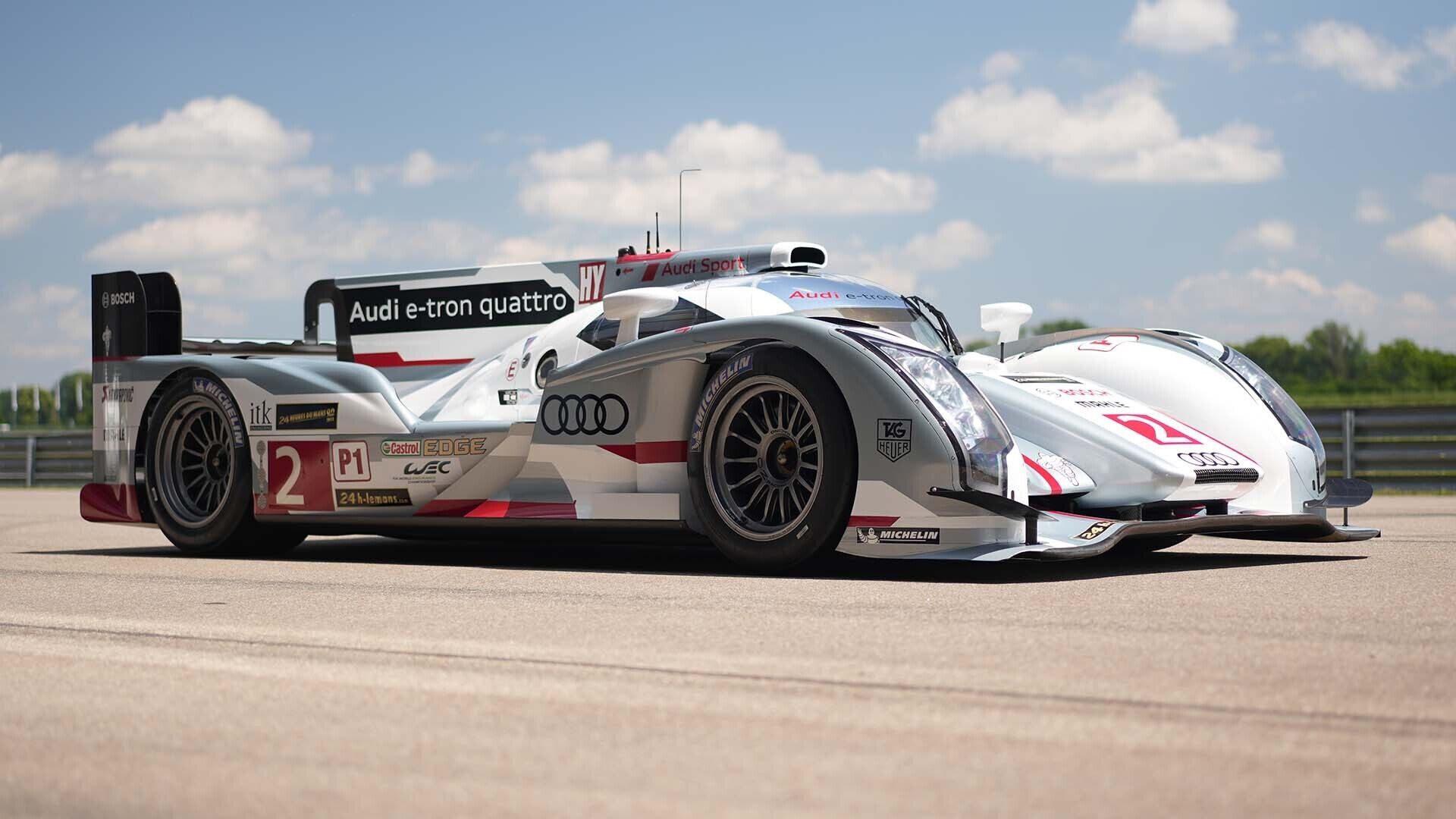Das Foto zeigt einen Audi R18 e-tron quattro-Rennwagen, der in Neuburg ausgestellt ist.