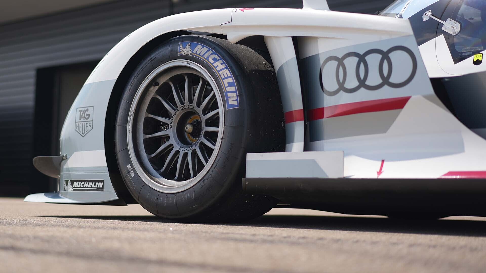 Das Foto zeigt die Front eines Audi R18 e-tron quattro-Rennwagens, der in Neuburg ausgestellt ist.