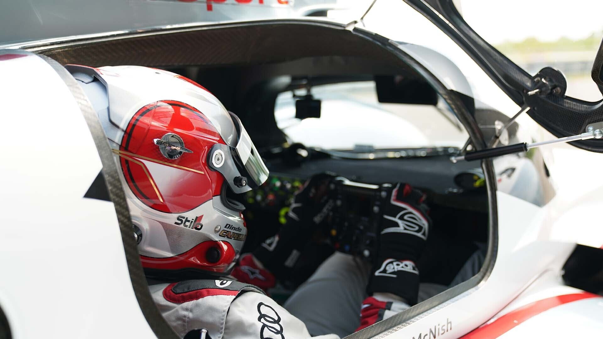 Das Foto zeigt den Innenraum eines Audi R18 e-tron quattro-Rennwagens, der in Neuburg ausgestellt ist.