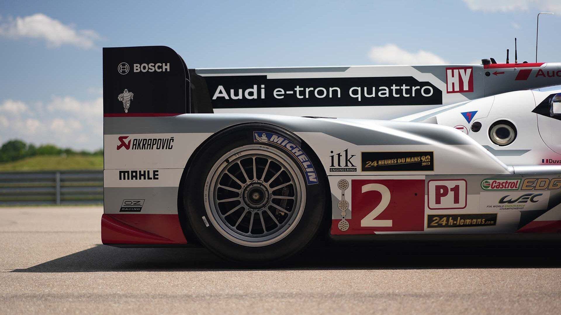 Das Foto zeigt die Rückseite eines Audi R18 e-tron quattro-Rennwagens, der in Neuburg ausgestellt ist.