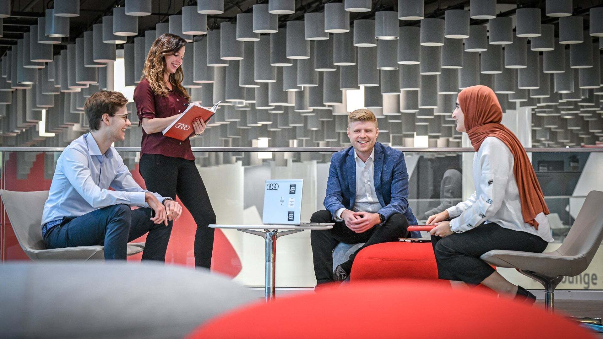 Vier Personen sitzen an einem Tisch und unterhalten sich