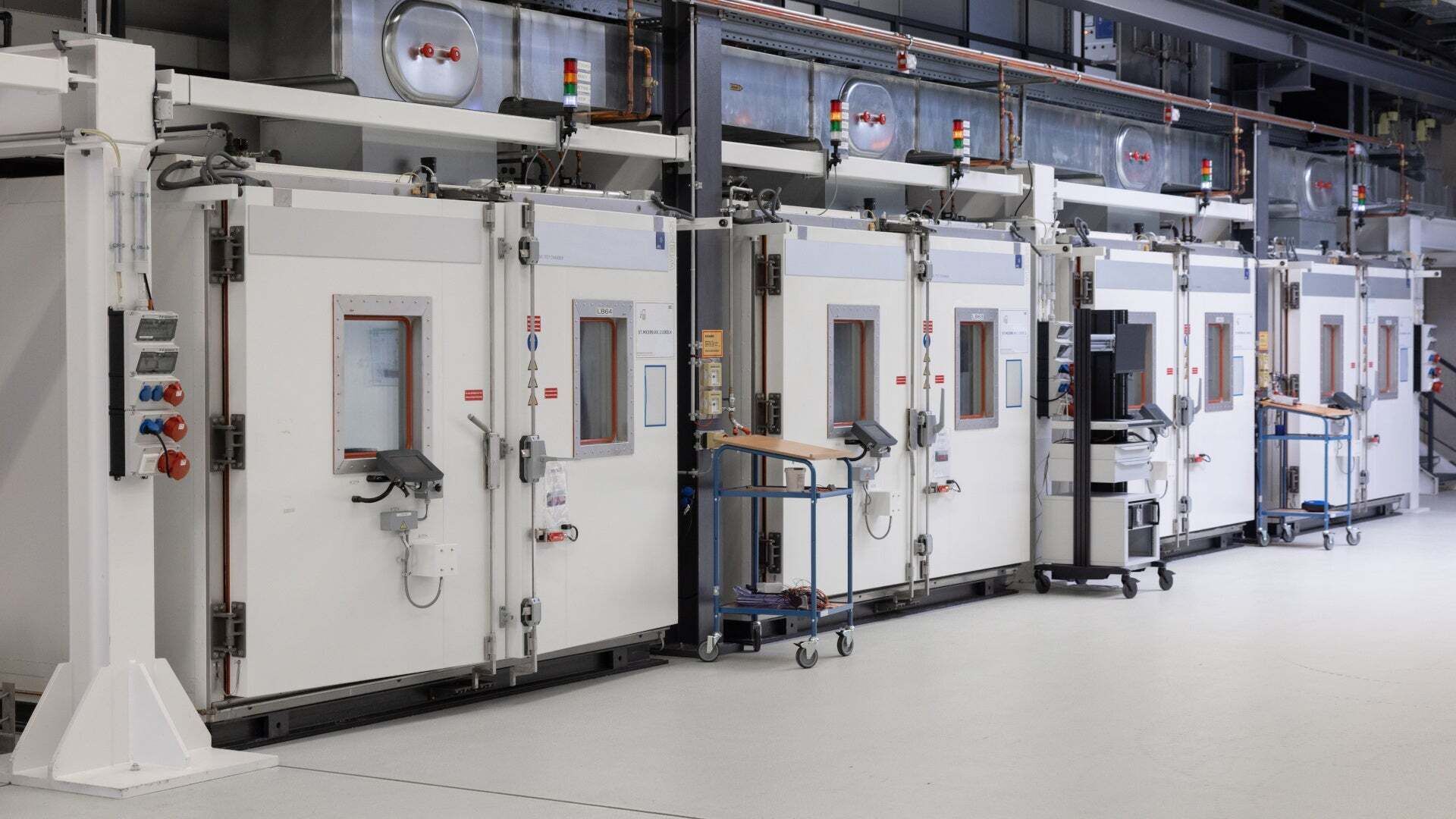 Battery testing center in Gaimersheim: Battery system test rigs in the high-voltage battery project house. 