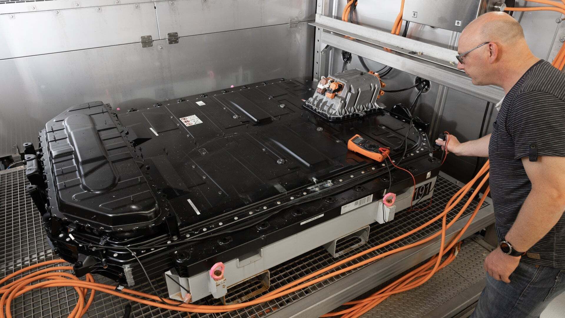 An employee tests a high-voltage battery in the battery testing center in Gaimersheim.