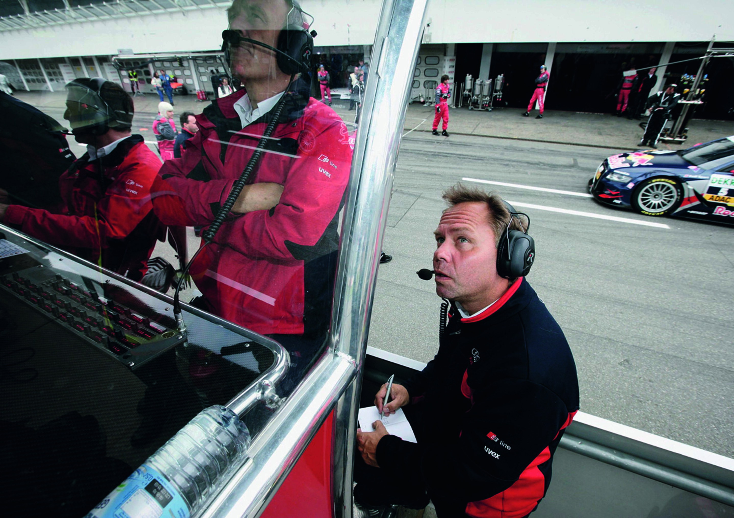 Jubiläumsmagazin Motorsport - Volker Nossek leitet bei Audi Sport die Organisation des DTM-Projektes und ist Verbindungsmann zur Rennleitung.