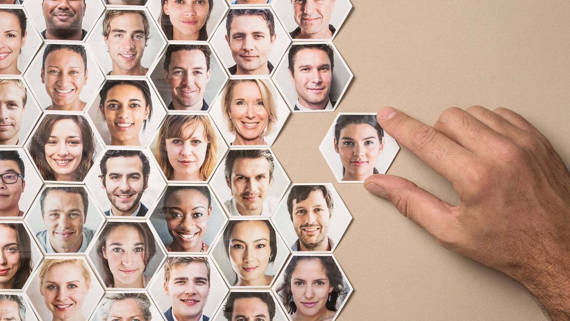 Ein Puzzle mit vielen Gesichtern zeigt das Zusammenspiel aller im Bereich Diversity & Inclusion.