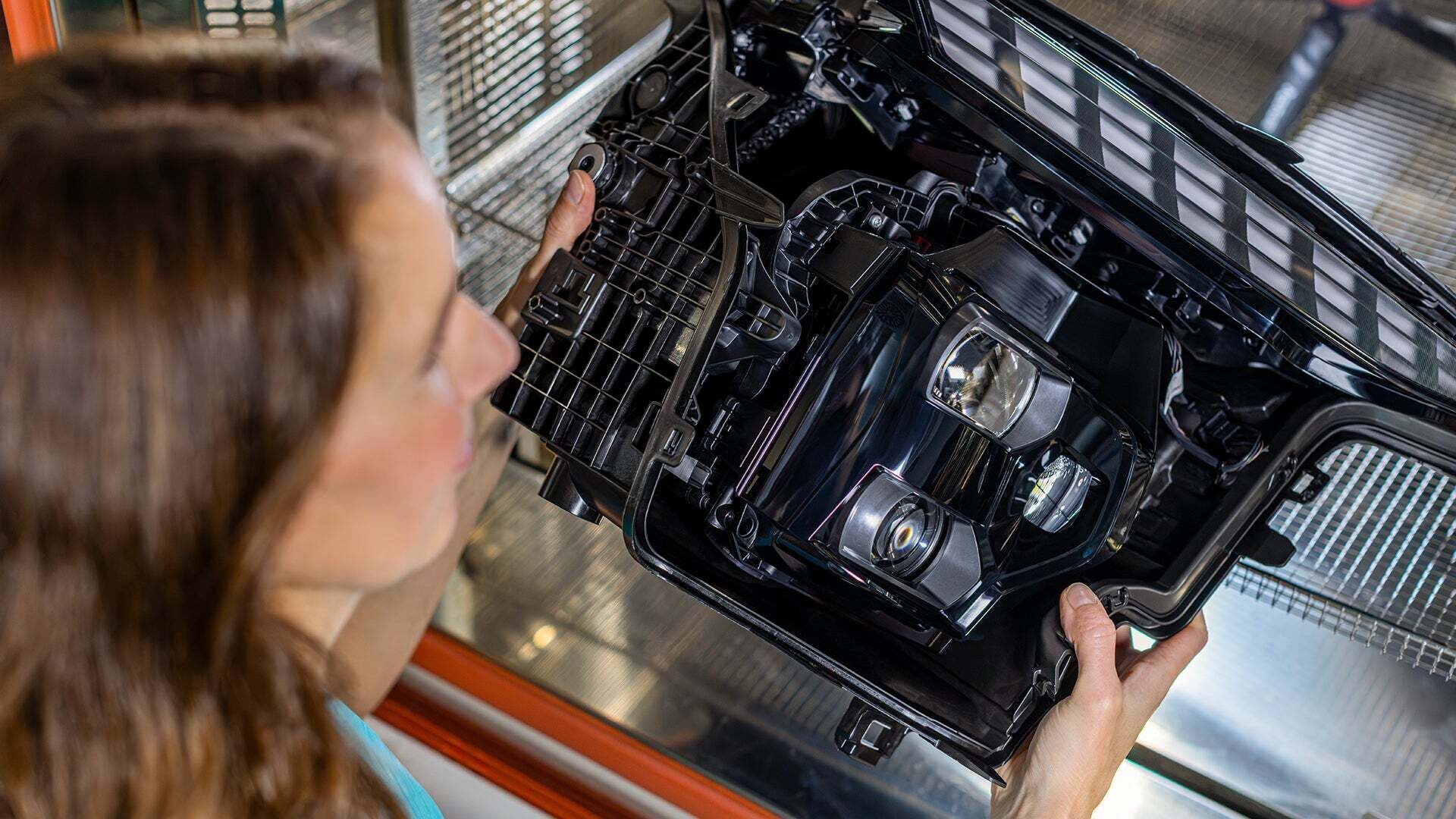Meike Gallant hat einen Scheinwerfer von einem Audi Fahrzeug in der Hand