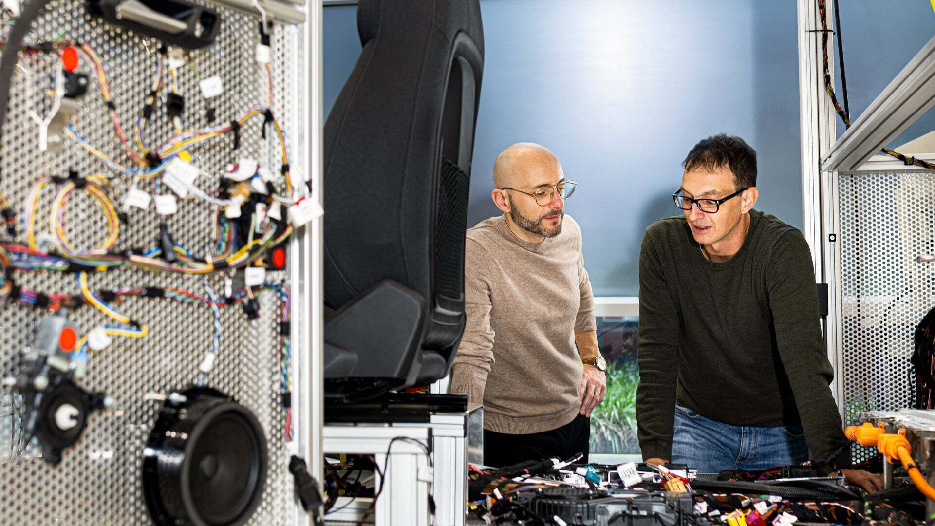 Mario de Felice steht mit einem Kollegen in einer Werkstatt