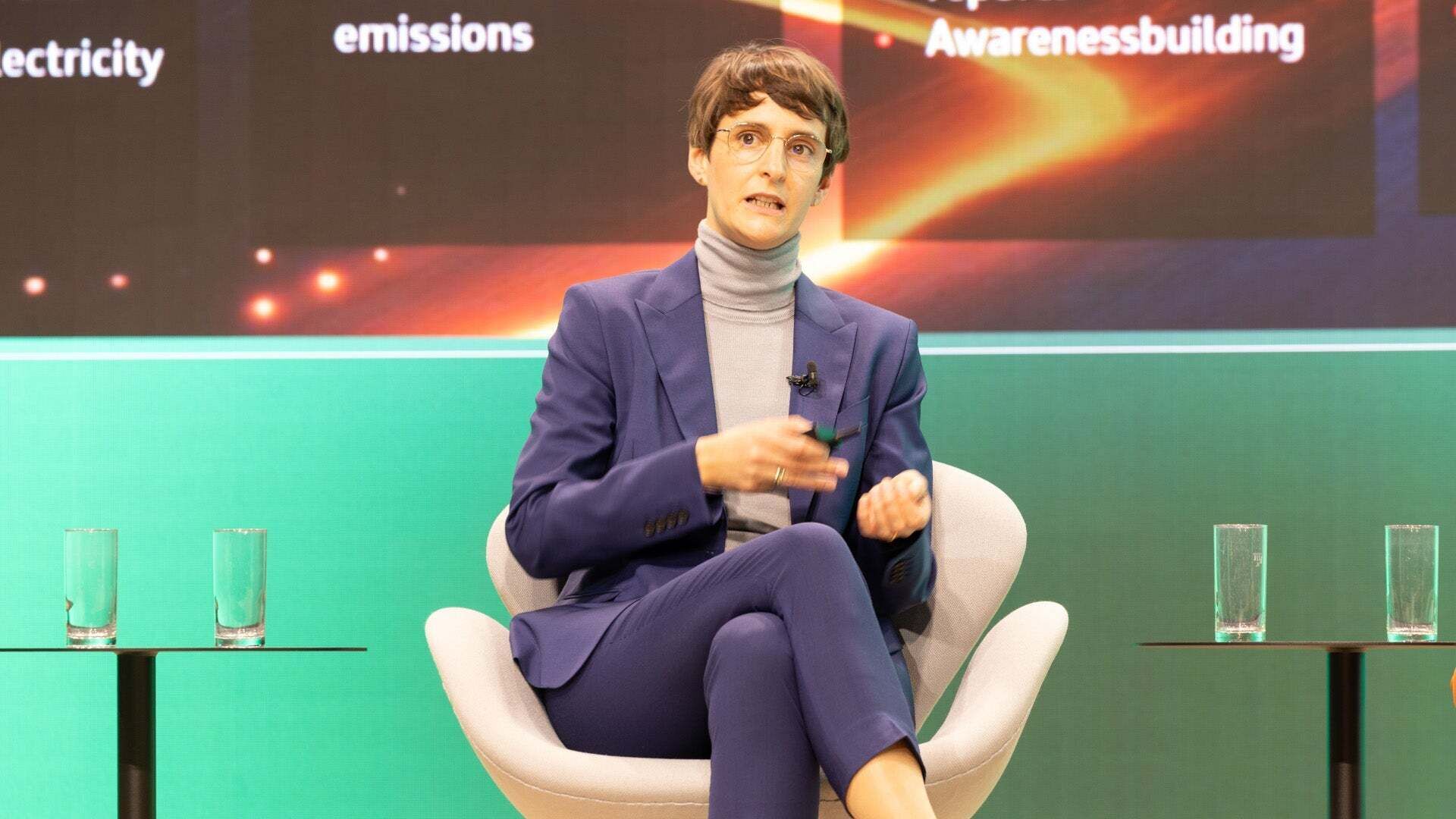 Dr. Johanna Klewitz, Leiterin Strategie Nachhaltigkeit bei Audi, während einer Podiumsdiskussion