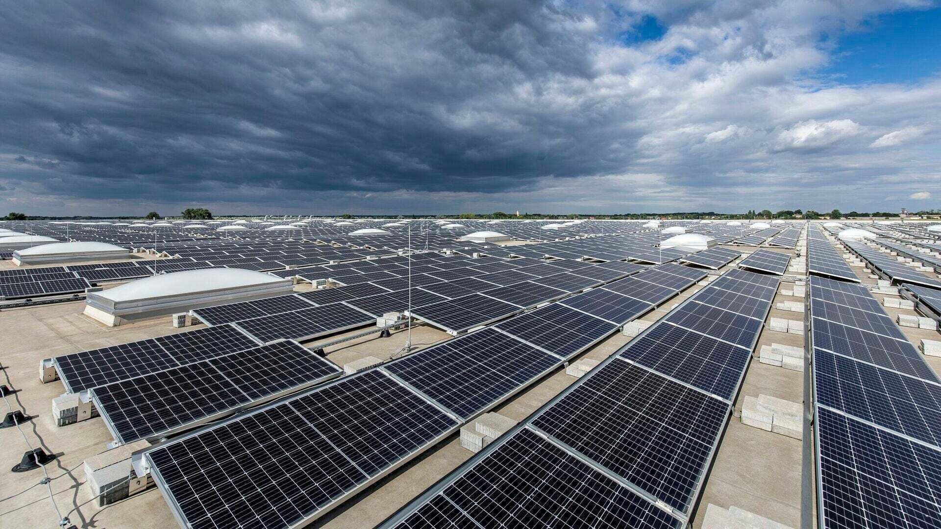 Audi Hungaria: Photovoltaik-Anlage auf den Dächern der beiden Logistik-Hallen - Audi Hungaria: Photovoltaik-Anlage auf den Dächern der beiden Logistik-Hallen