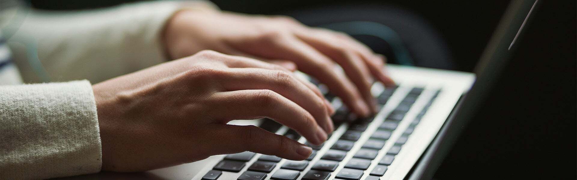 Hände tippen auf einer Laptoptastatur - Hände tippen auf einer Laptoptastatur