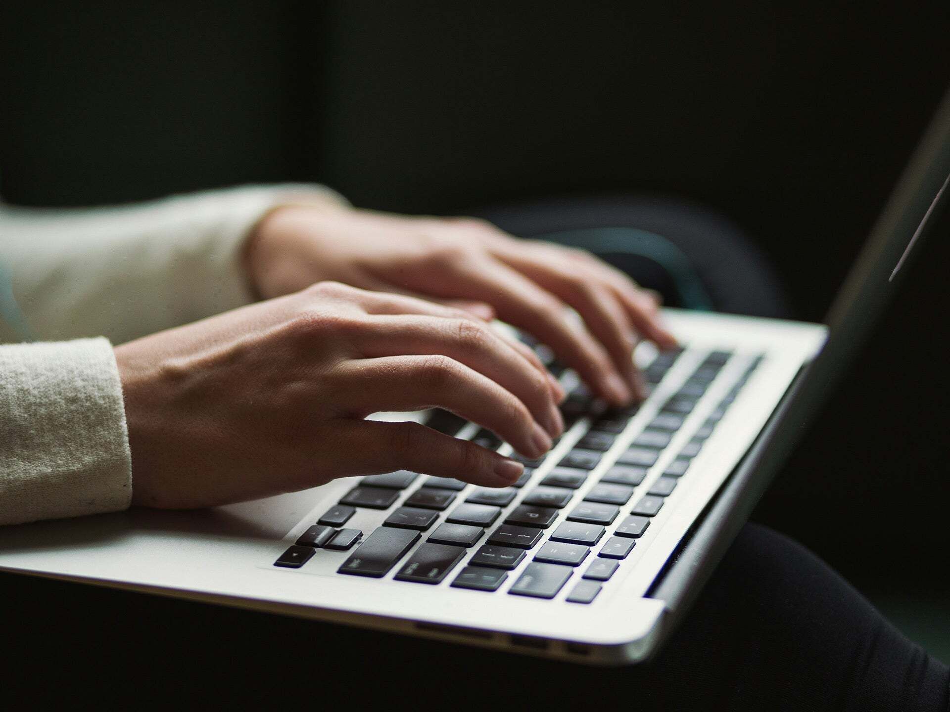 Hände tippen auf einer Laptoptastatur - Hände tippen auf einer Laptoptastatur
