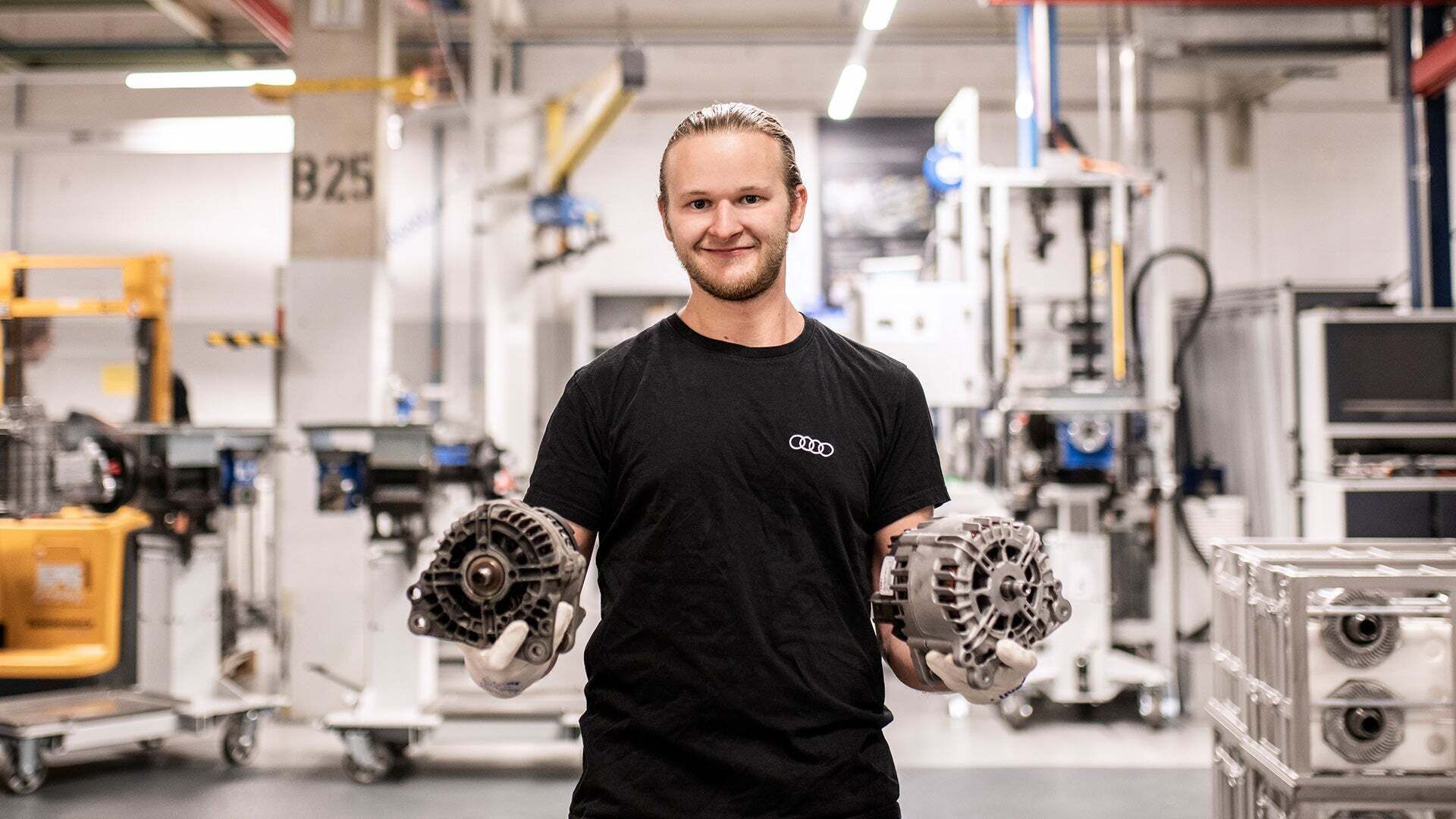 An employee presents two components in production - Audi wants to reduce its environmental impact and conserve resources along the entire value chain. With this in mind, Audi has established the principles of a closed-loop circular economy during the...