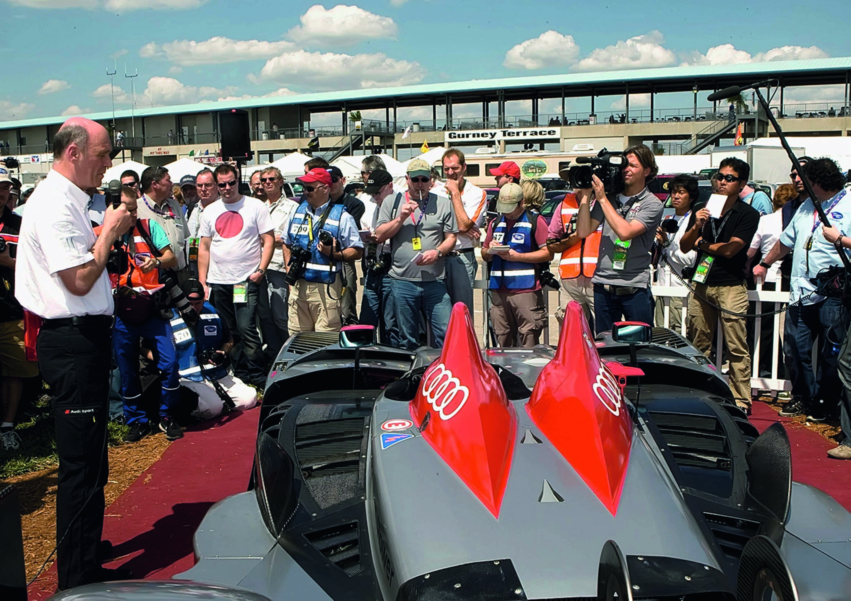 Anniversary magazine Motorsports - Interest - Dr. Wolfgang Ullrich explains the new Audi R15 TDI to American journalists.