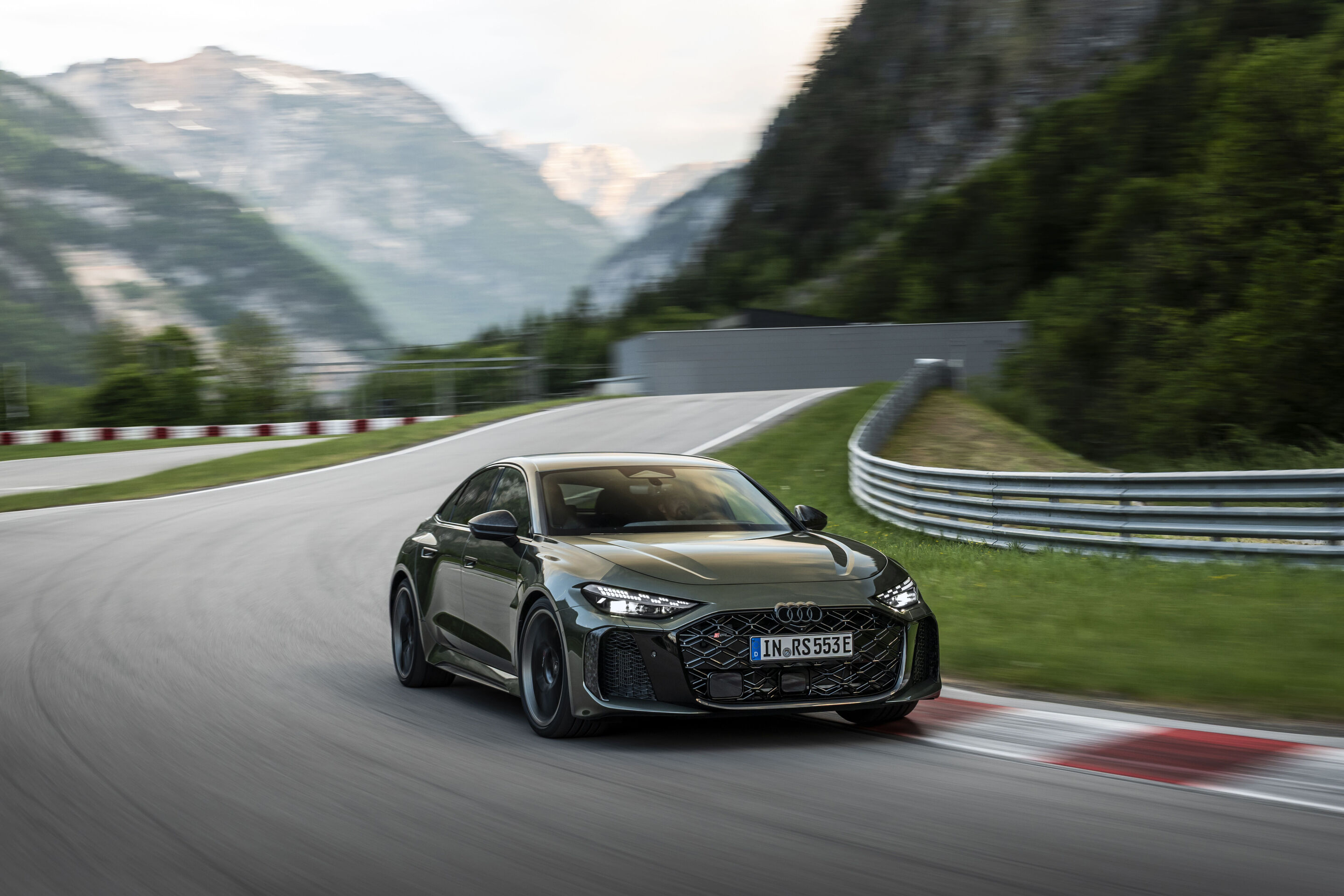Audi RS 5 Limousine - Audi RS 5 Limousine in Bedfordgrün, Outdoor-Fahraufnahme, Exterieur, Dreiviertelfrontansicht auf kurvenreicher Bergstraße.