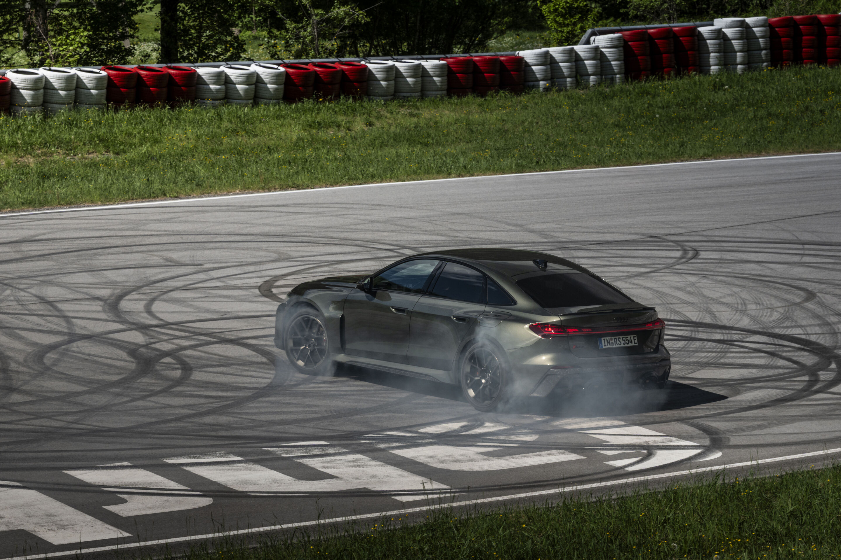 Audi RS 5 Limousine - Audi RS 5 Limousine in Bedfordgrün, Outdoor-Fahraufnahme, Exterieur, Heckansicht bei dynamischer Driftfahrt.
