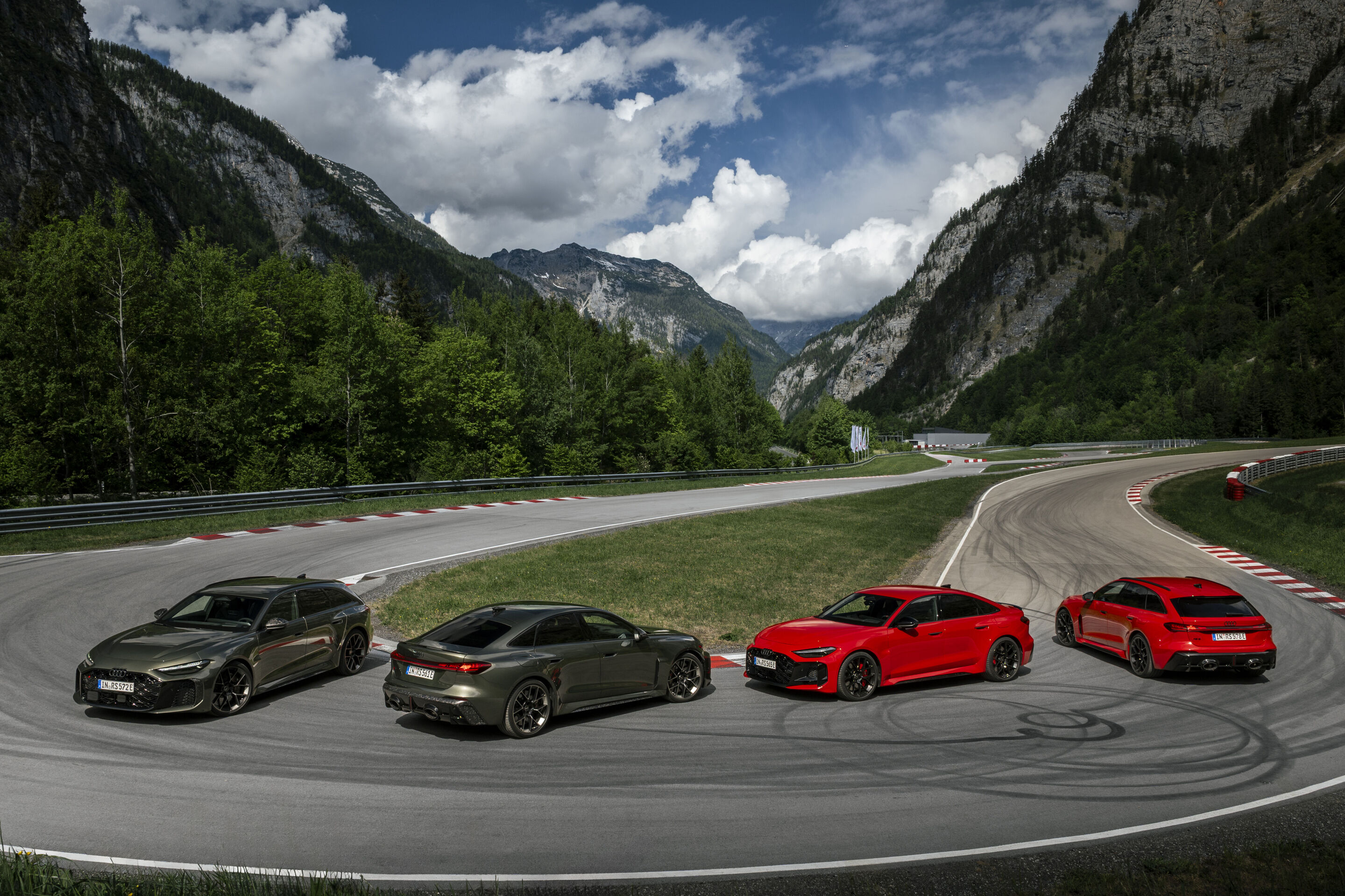 Audi RS 5 Limousine / Audi RS 5 Avant - Von links im Bild: Audi RS 5 Avant in Bedfordgrün, Audi RS 5 Limousine in Bedfordgrün, Audi RS 5 Limousine in Progressivrot und Audi RS 5 Avant in Progressivrot, Outdoor-Standaufnahme, Exterieur, in alpiner Landschaft.