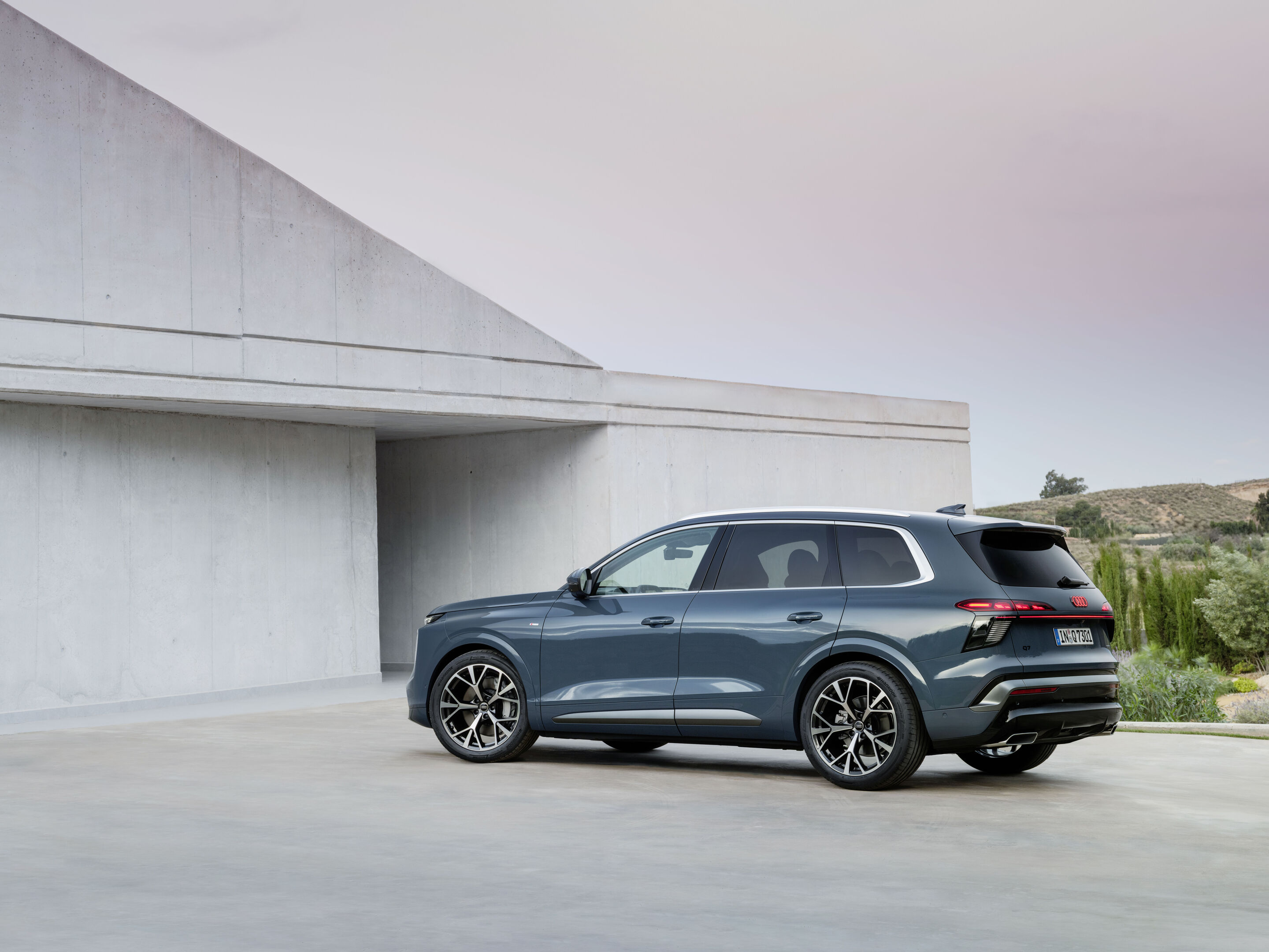 Audi Q7 SUV - Alopiasblau Metallic, Standaufnahme, Exterieur, Seitenansicht