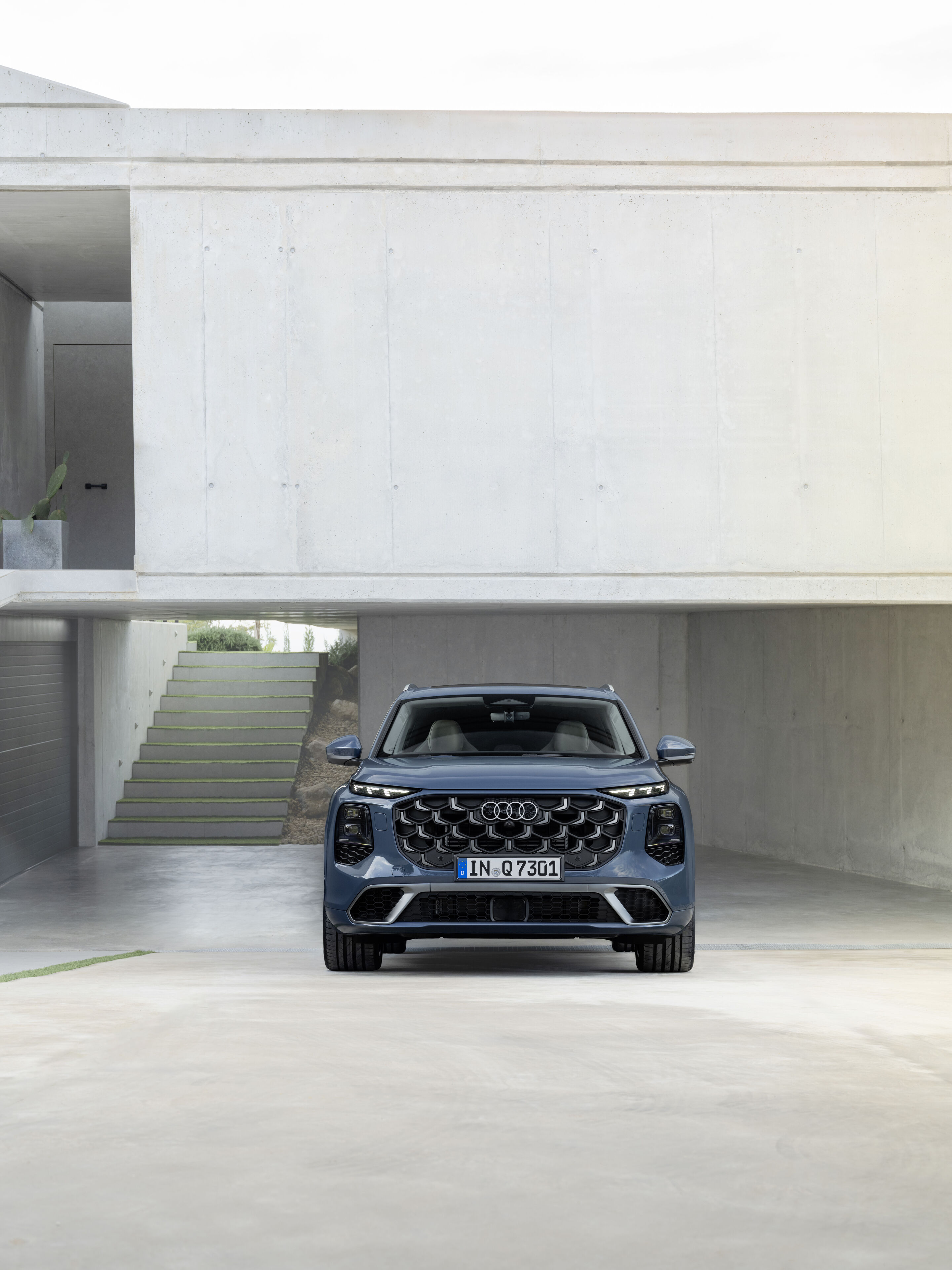 Audi Q7 SUV - Alopiasblau Metallic, Standaufnahme, Exterieur, Frontansicht