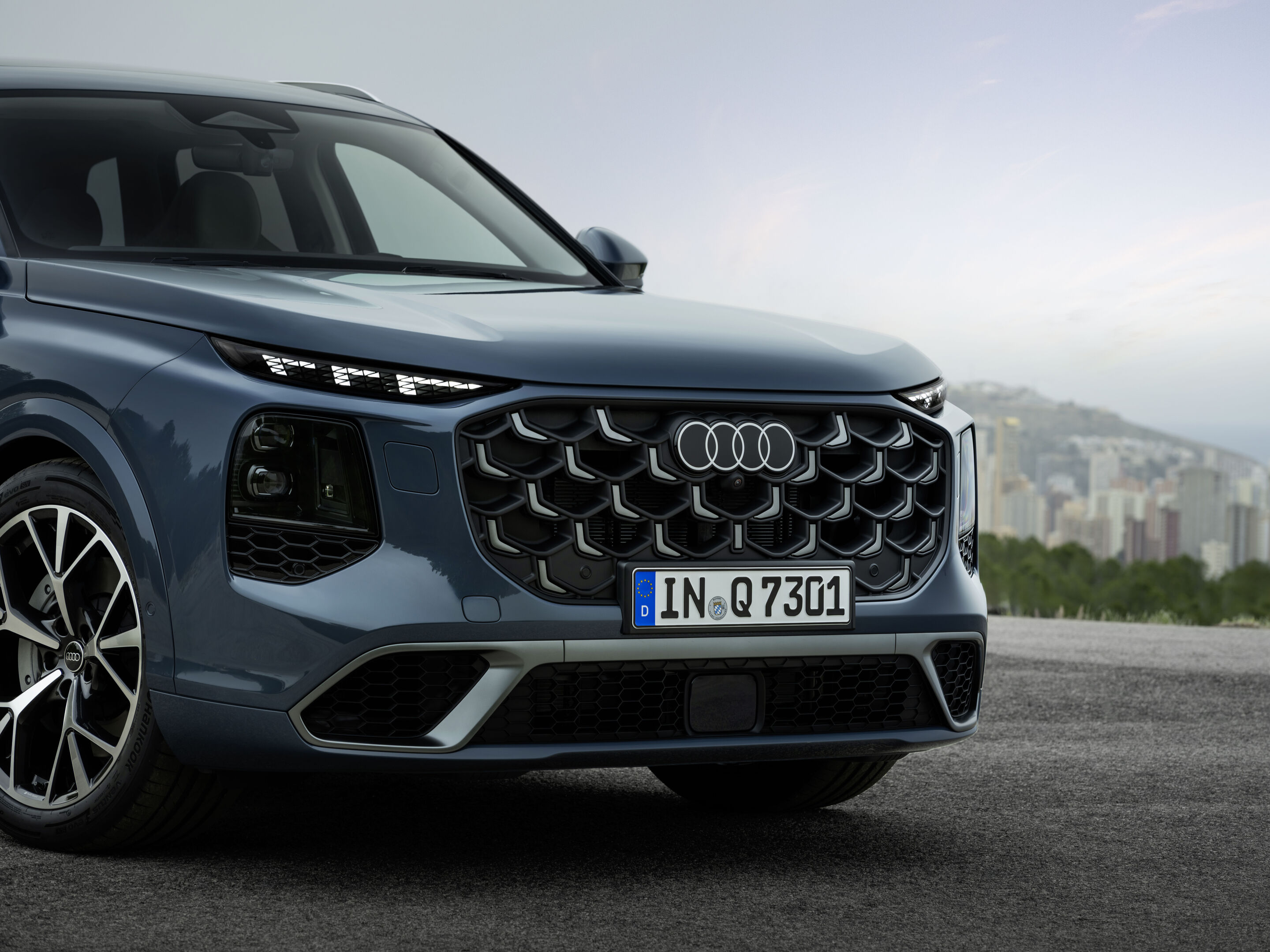Audi Q7 SUV - Alopiasblau Metallic, Standaufnahme, Exterieur, Dreiviertelfrontansicht