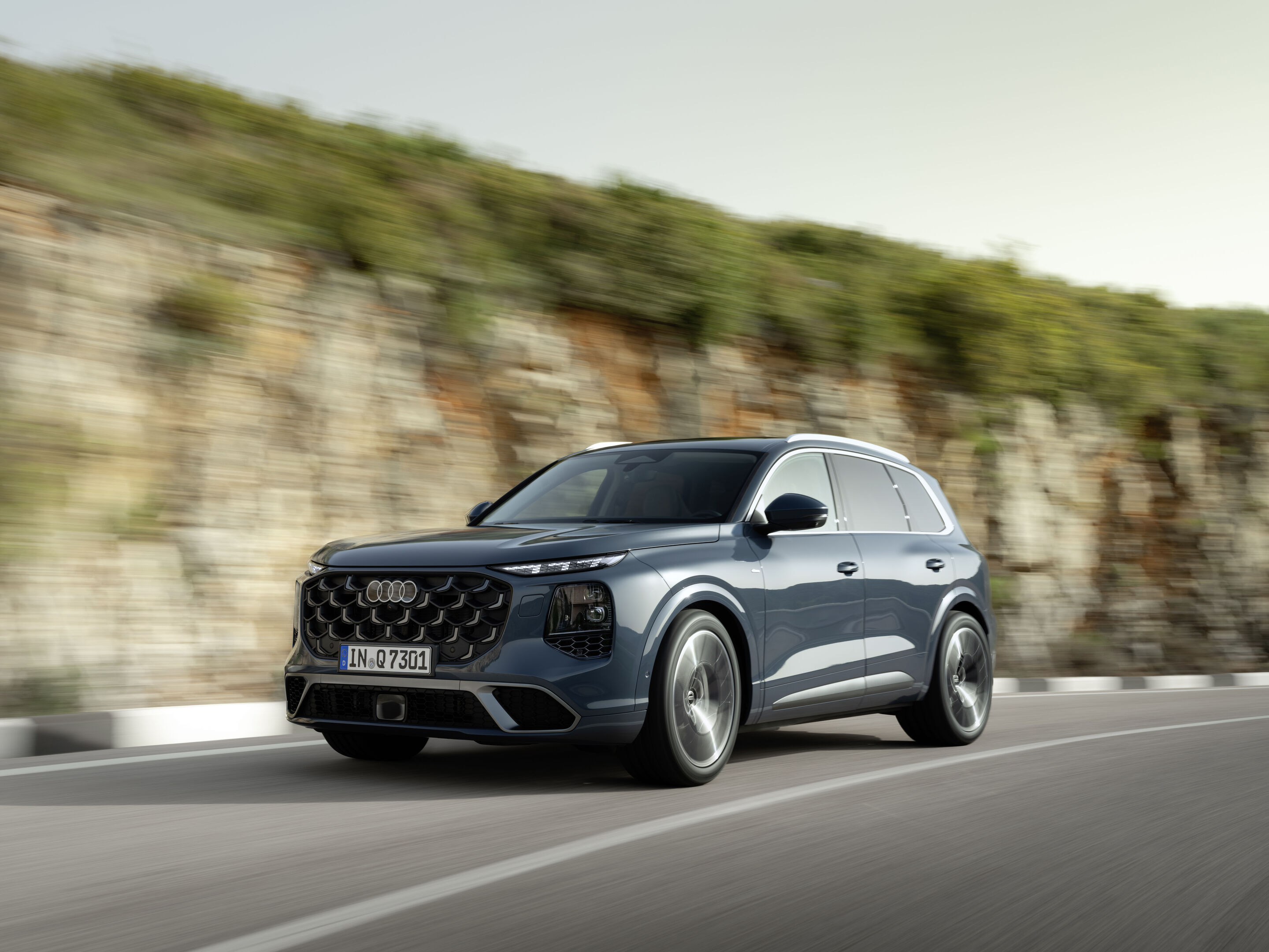 Audi Q7 SUV - Alopiasblau Metallic, Fahraufnahme, Exterieur, Dreiviertelfrontansicht