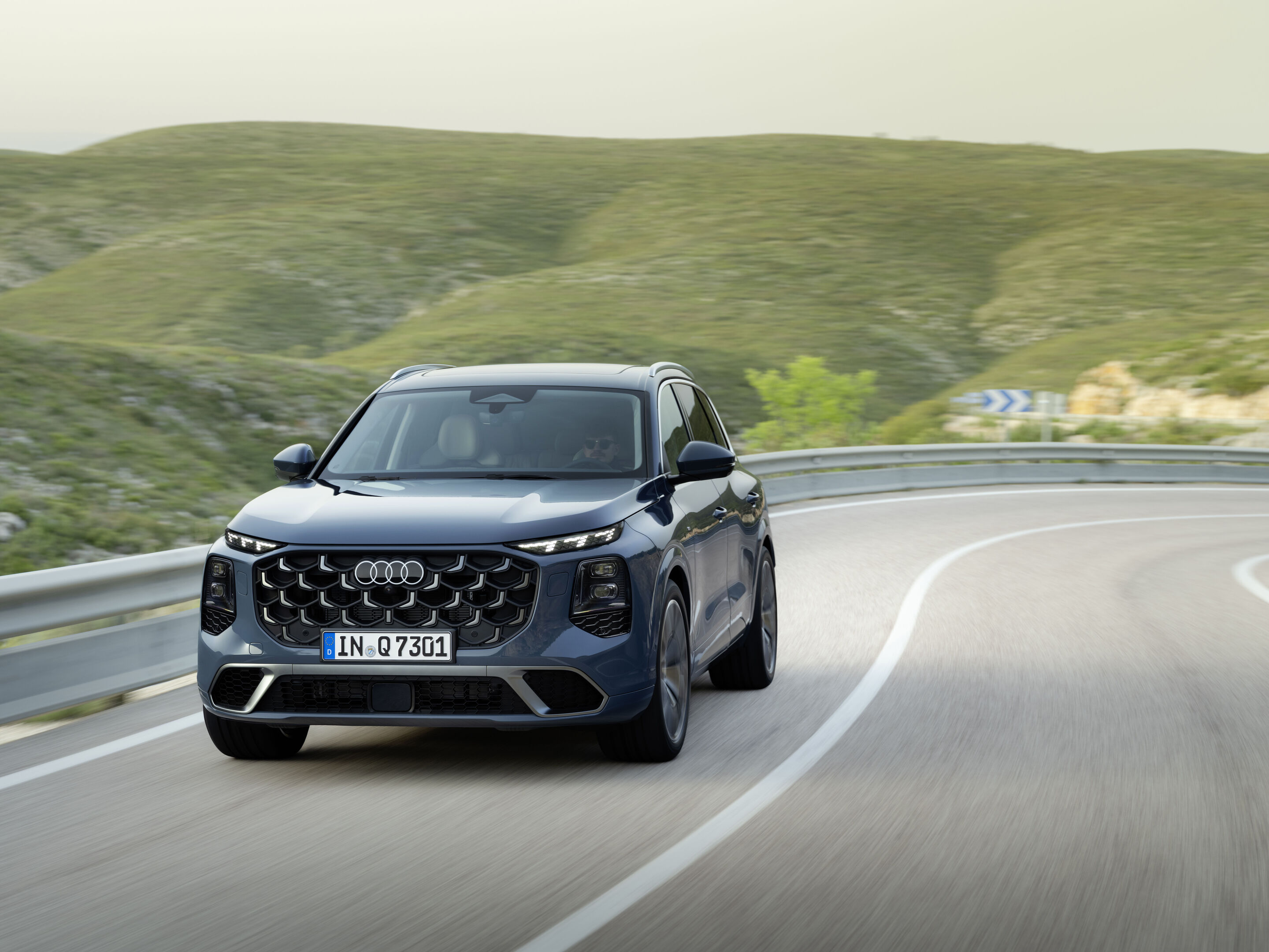 Audi Q7 SUV - Alopiasblau Metallic, Fahraufnahme, Exterieur, Frontansicht