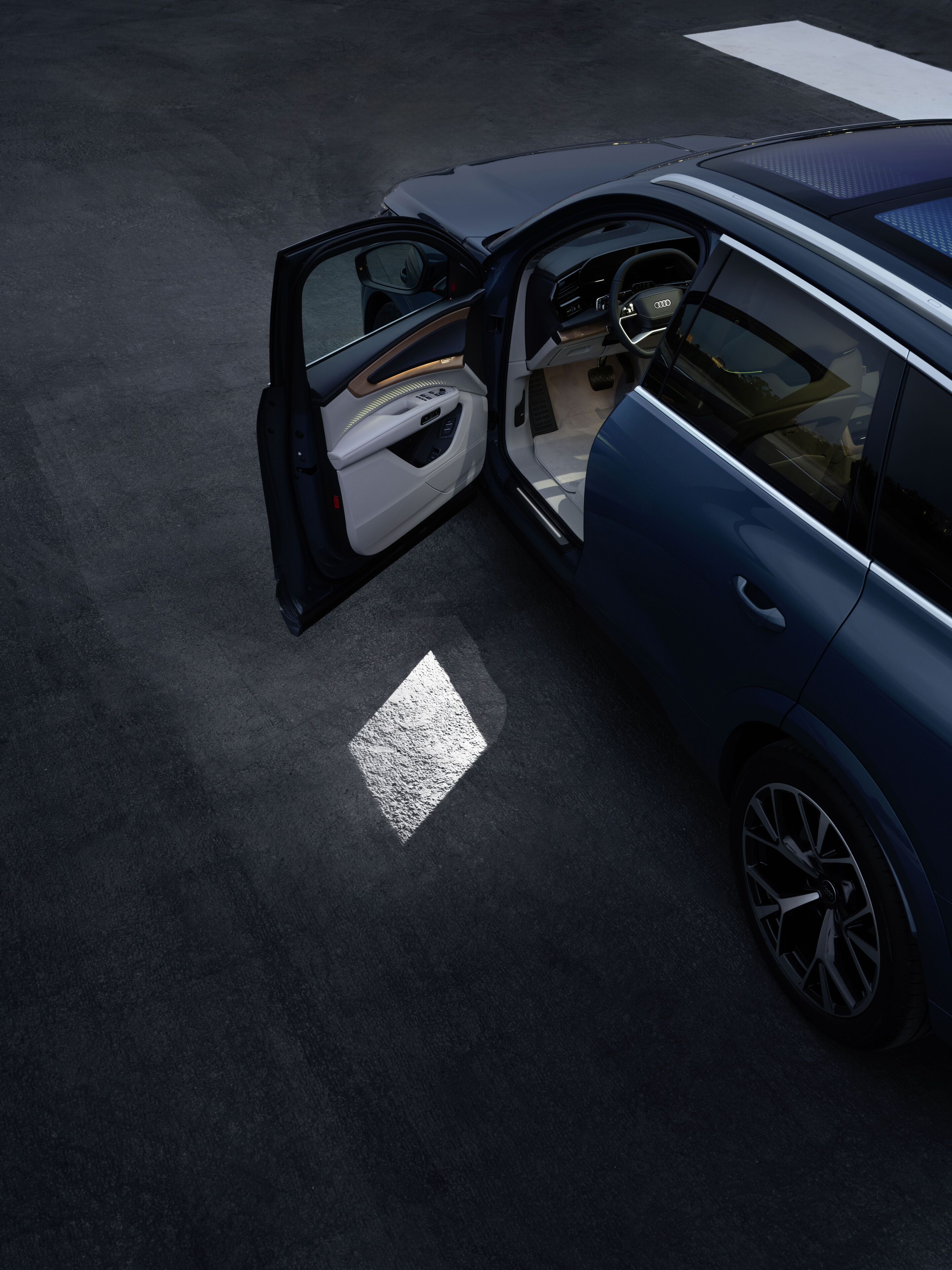 Audi Q7 SUV - Alopias blue metallic, static photo, exterior, side view, lighting scenario.

The Panoramic glass roof with switchable transparency and light scenarios is not yet available for the start of presale. For the exact launch date, please contact...