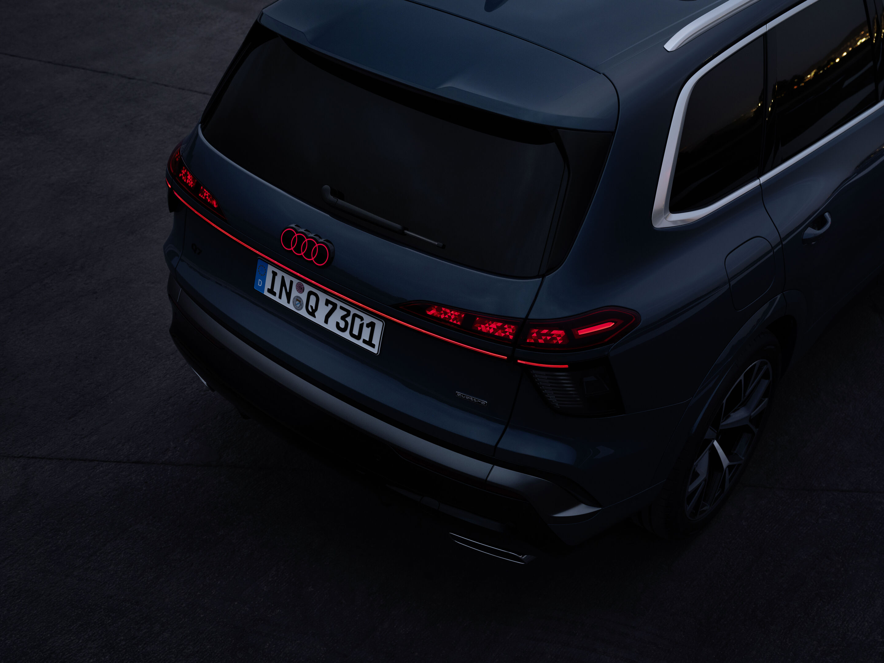 Audi Q7 SUV - Alopias blue metallic, static photo, exterior, bird’s-eye view rear