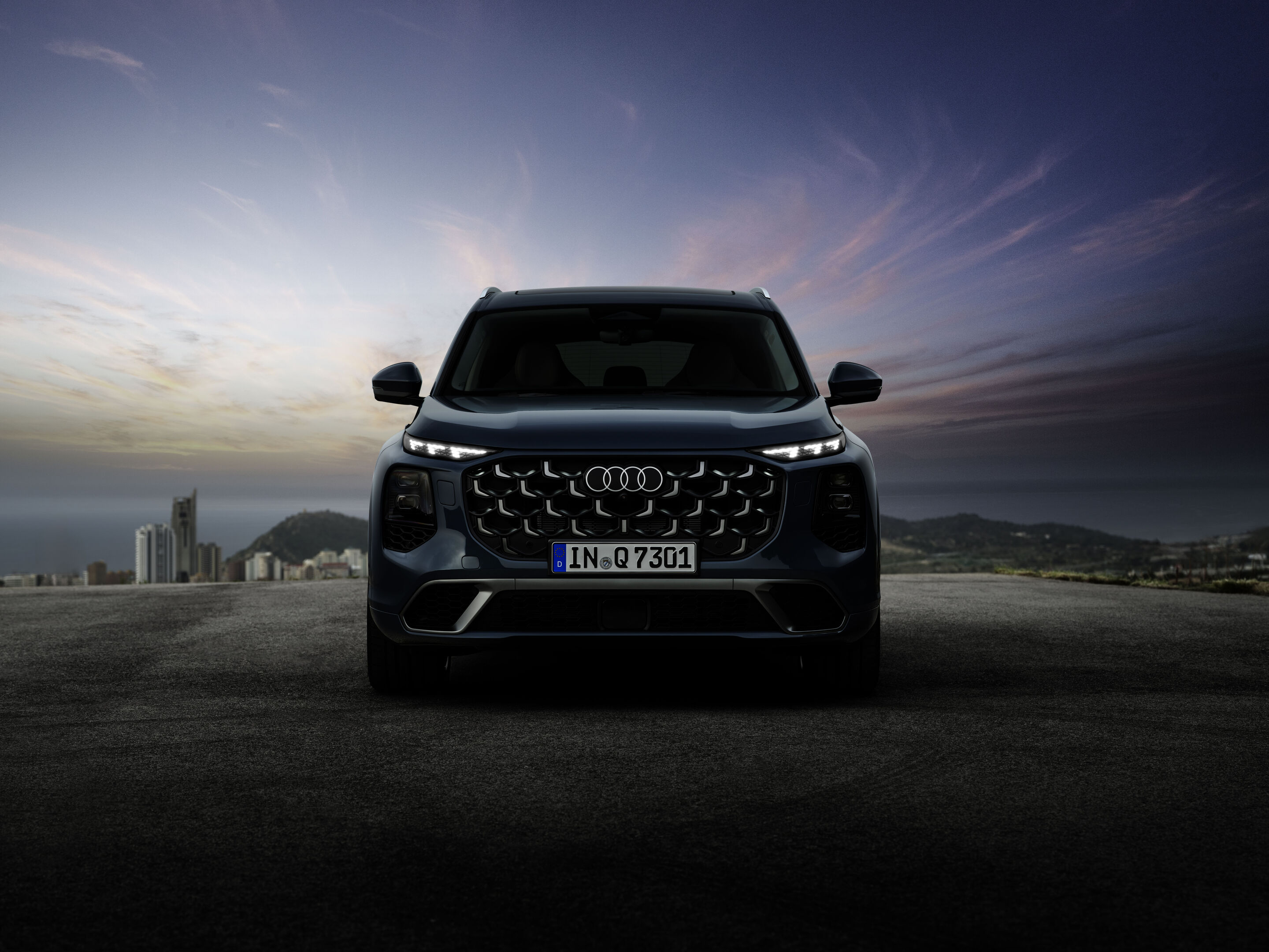 Audi Q7 SUV - Alopiasblau Metallic, Standaufnahme, Exterieur, Frontansicht