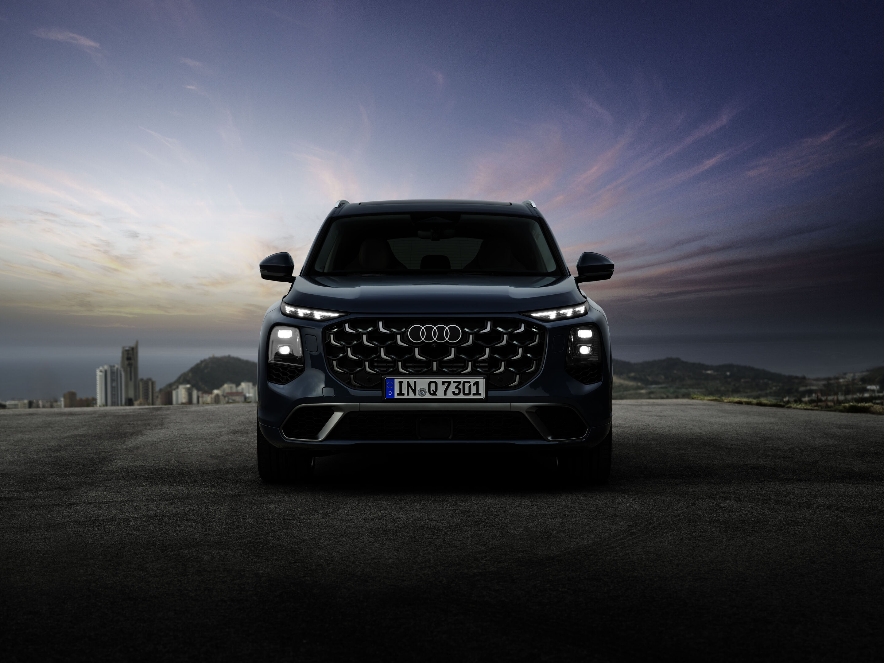 Audi Q7 SUV - Alopiasblau Metallic, Standaufnahme, Exterieur, Frontansicht