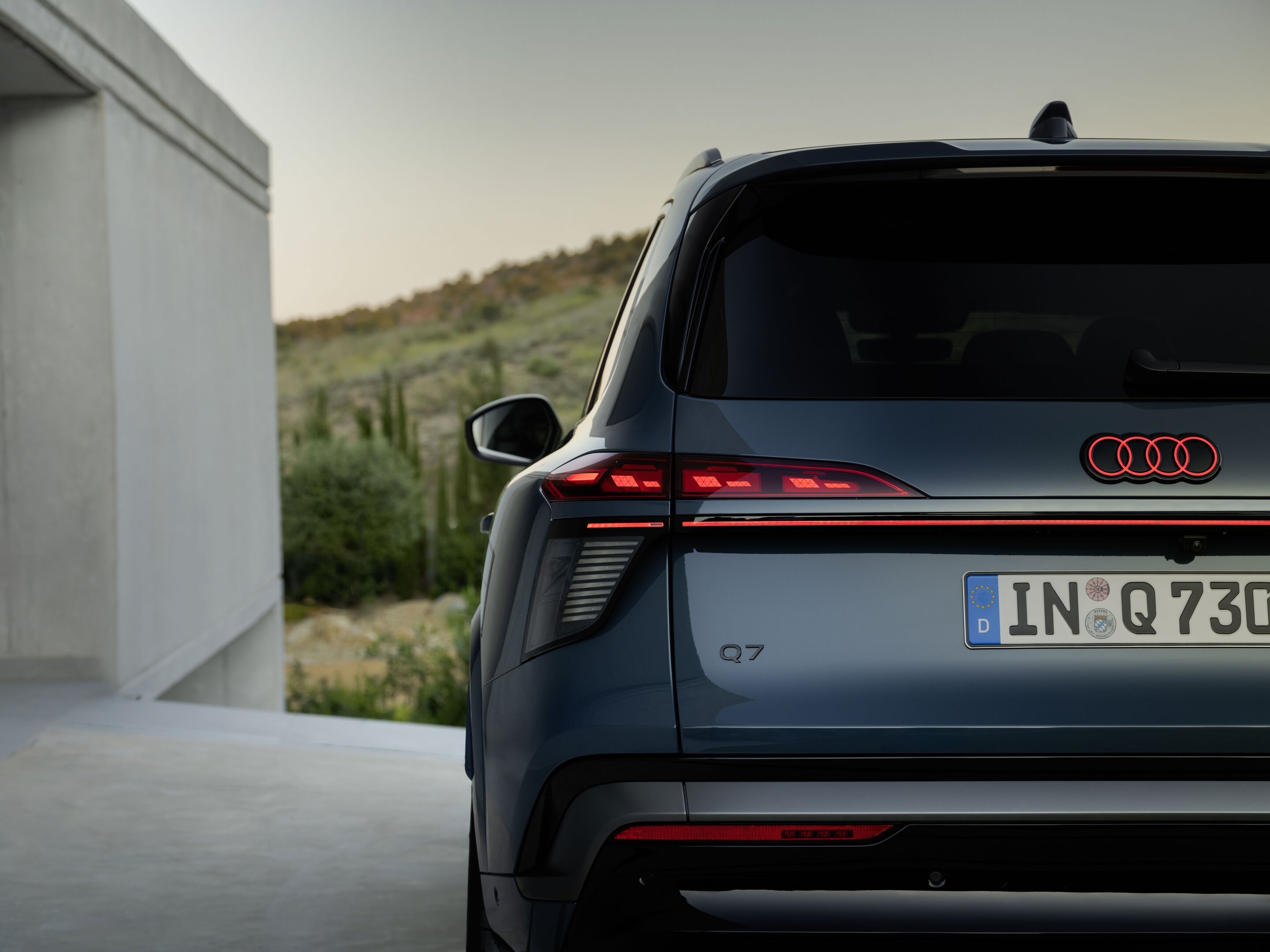 Audi Q7 SUV - Alopiasblau Metallic, Standaufnahme, Exterieur, Heckansicht, digitale OLED-Heckleuchten