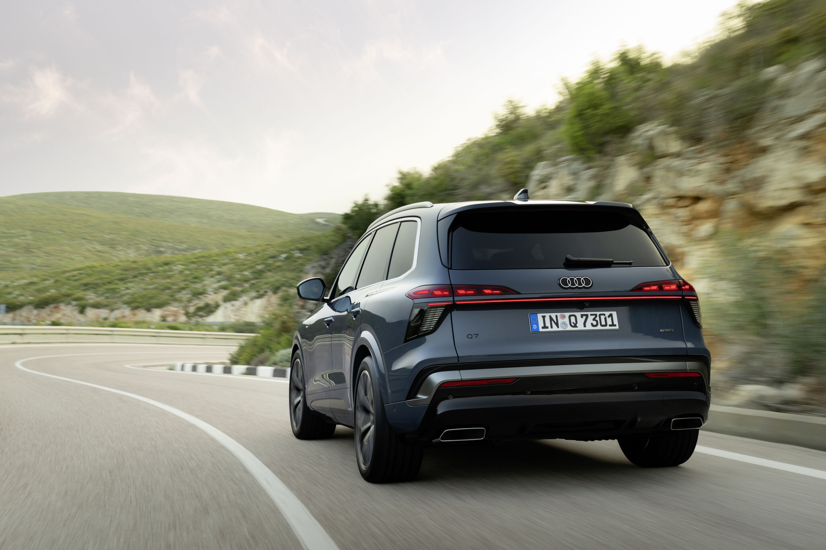 Audi Q7 SUV - Alopiasblau Metallic, Fahraufnahme, Exterieur, Heckansicht